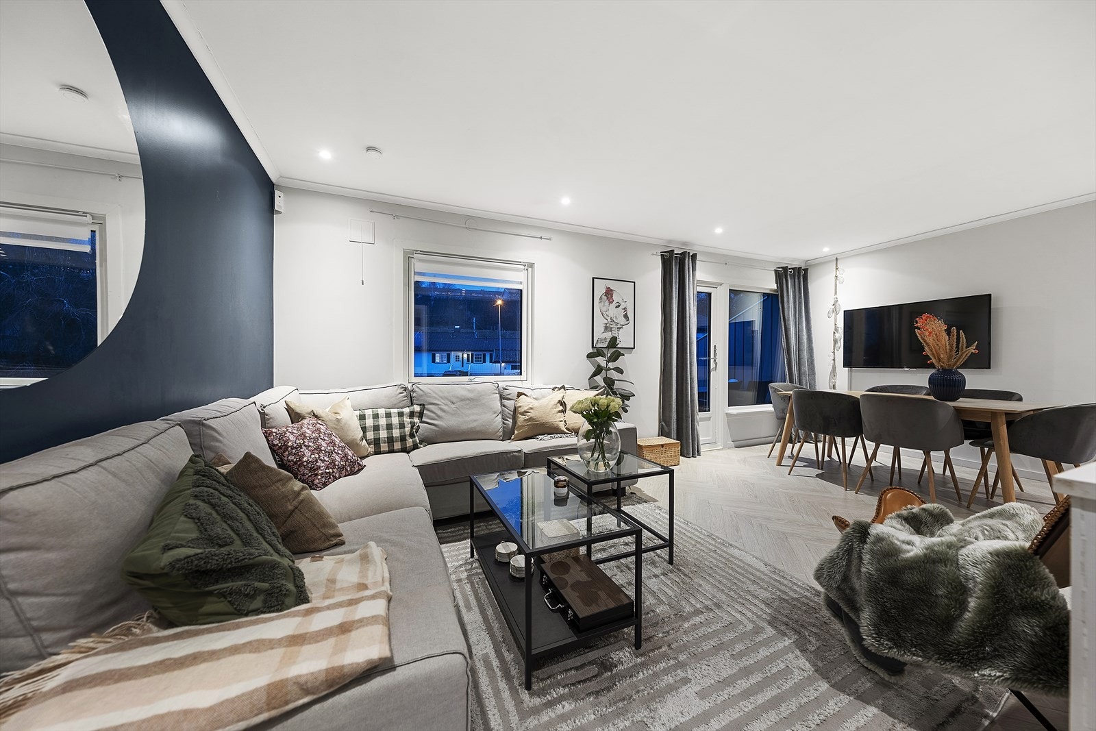 Lys og romslig stue med gode vindusflater som sørger for godt lysinnslipp Galleribilde