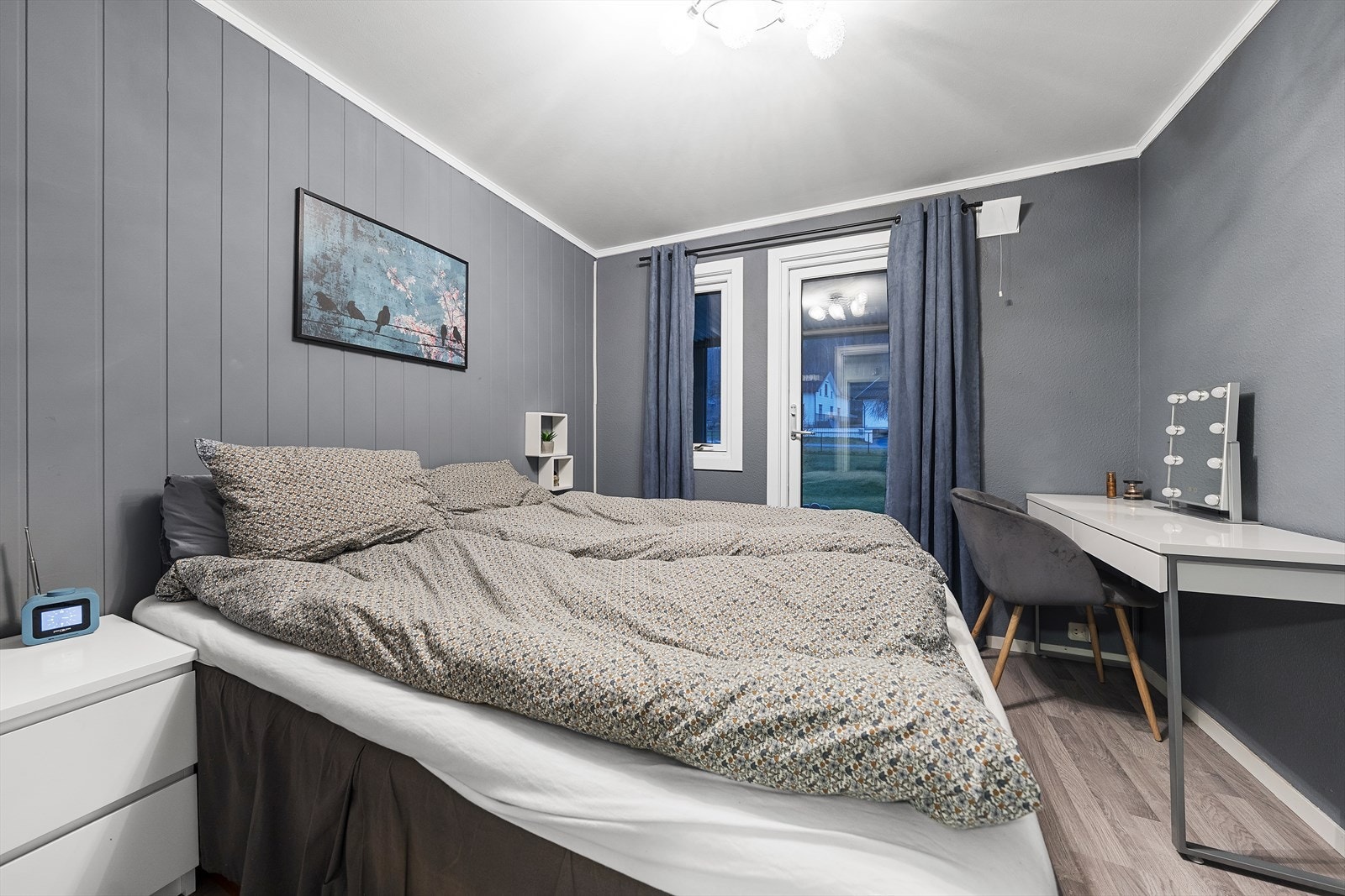 Hovedsoverommet har plass til dobbeltseng, nattbord og garderobeløsning. Fra soverommet er det utgang til terrasse Galleribilde