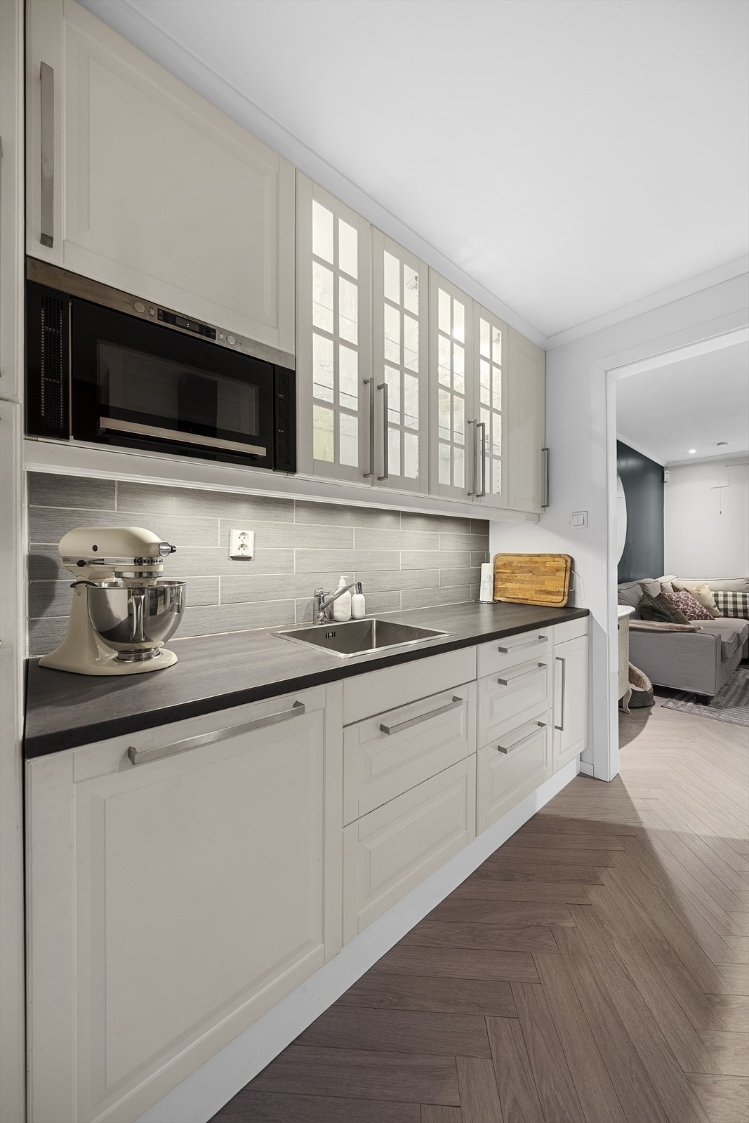 Kjøkkeninnredningen tilbyr godt med skapplass Galleribilde