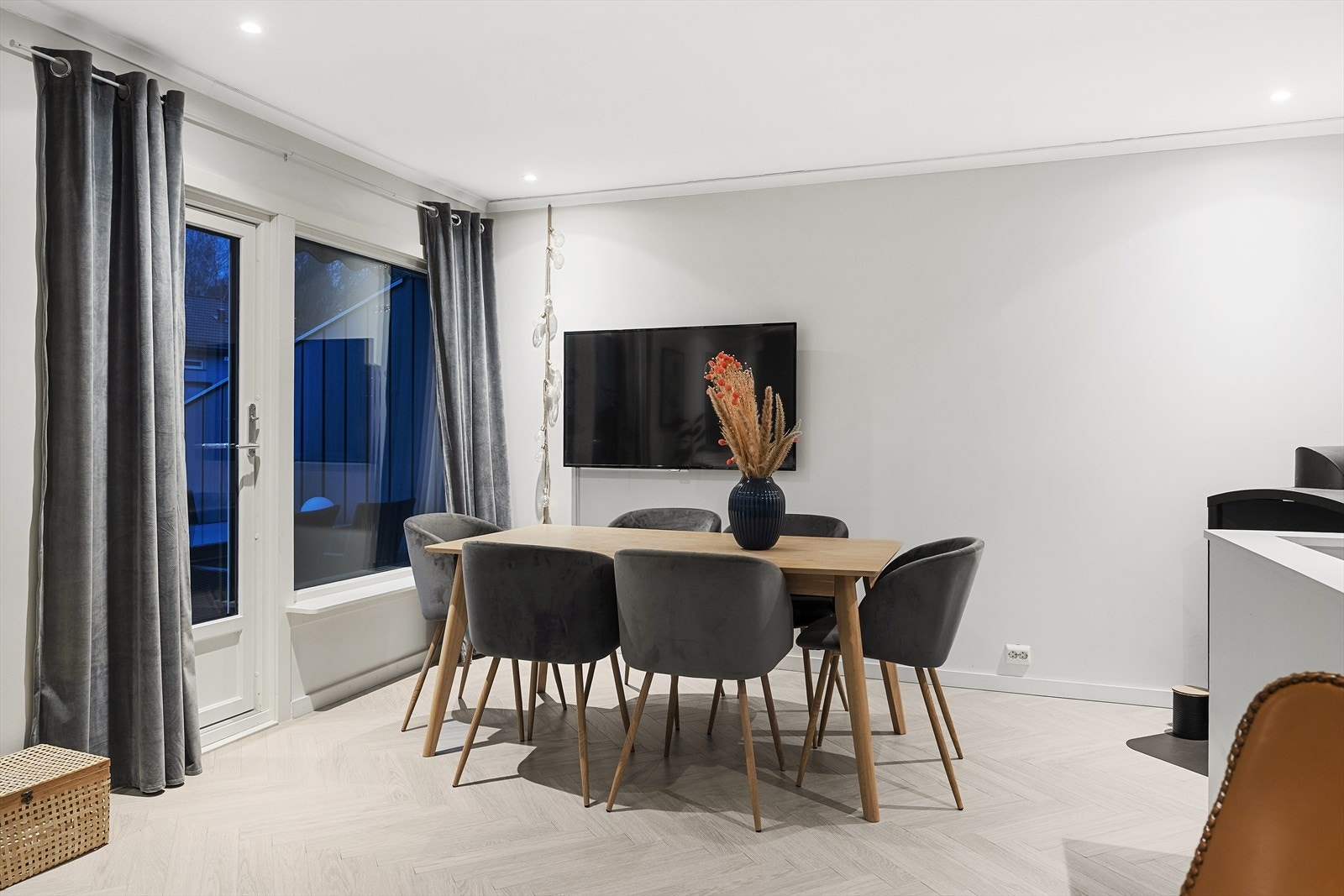 Fra stuen er det utgang til solrik veranda Galleribilde