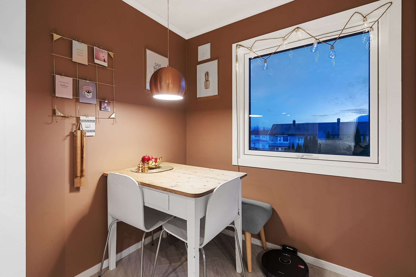 Det er plass til et mindre spisebord på kjøkkenet Galleribilde