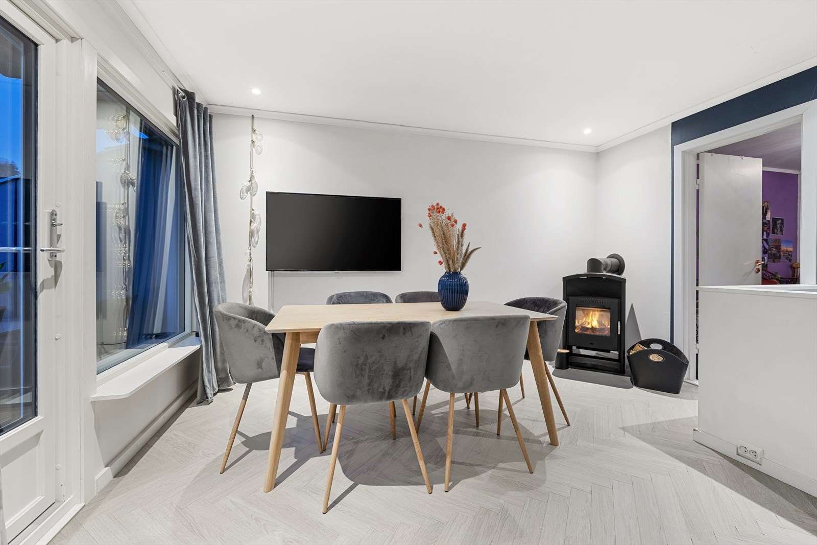 Peisovn i stue som sørger for god oppvarming Galleribilde