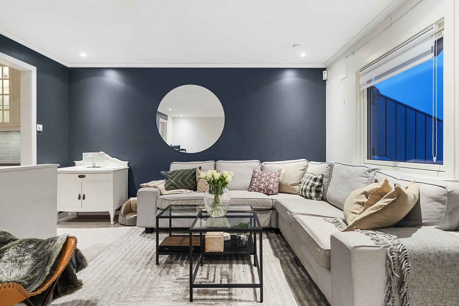 Stuen er i nyere tid pusset opp med moderne farge- og materialvalg Galleribilde