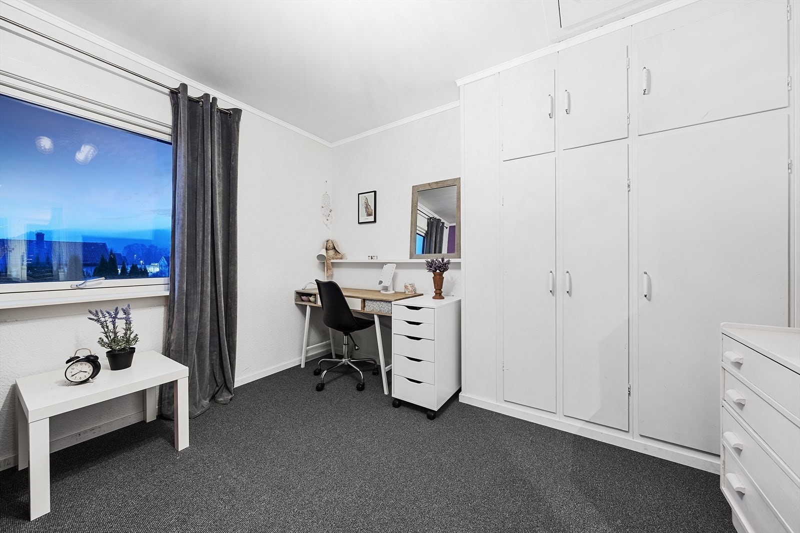 Det er ett soverom i denne etasjen. Soverommet er av god størrelse med plass til dobbeltseng, nattbord og skrivebord. praktisk plassbygd garderobe Galleribilde