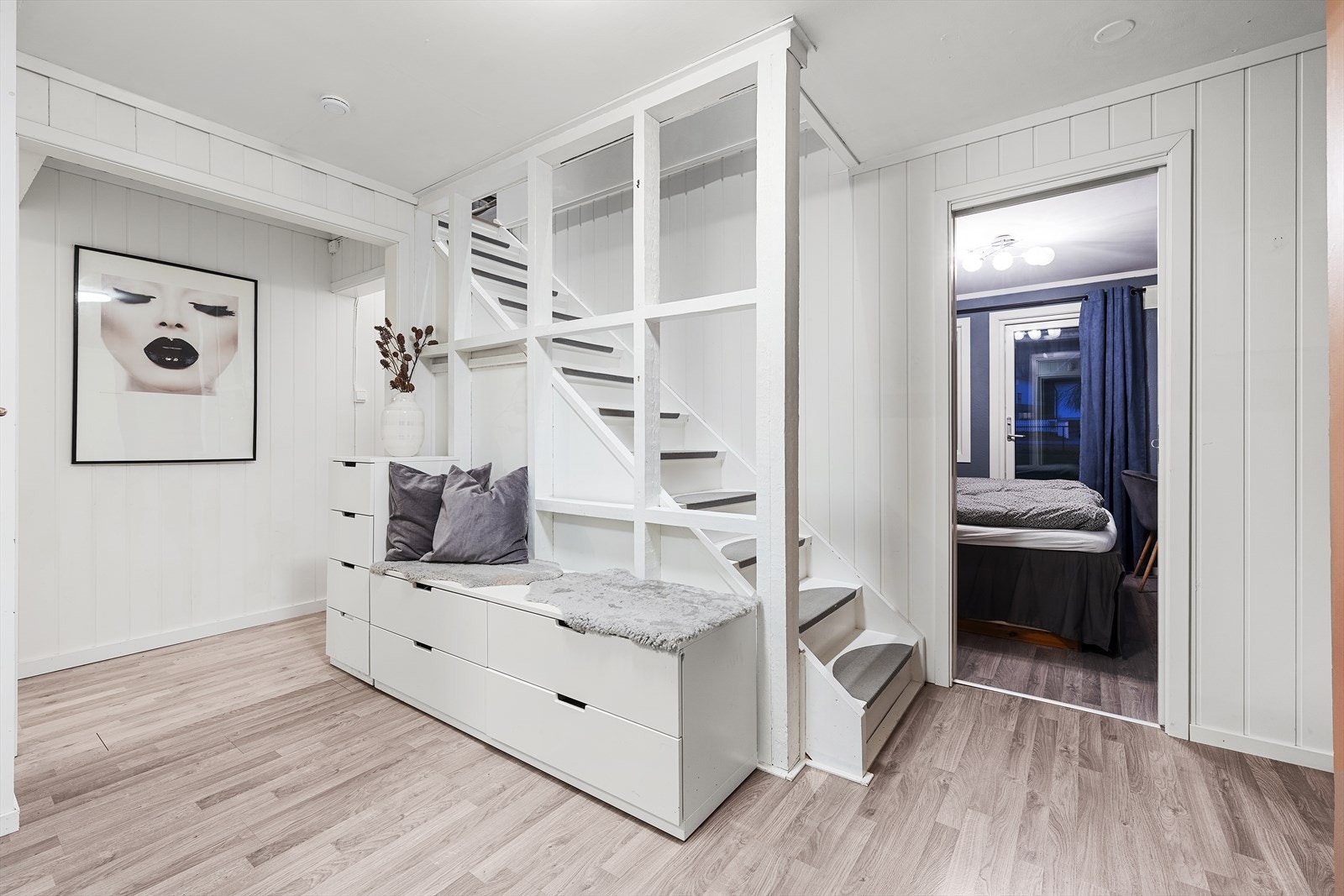 Fra gangen har du videre tilgang til de øvrige rommene i etasjen, samt trapp til 2. etasje og kjeller Galleribilde