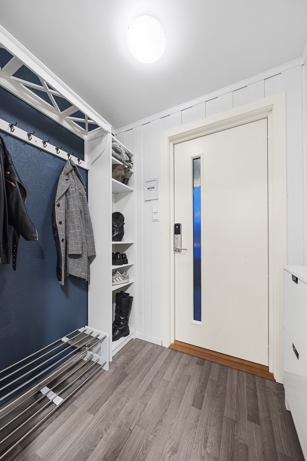 Velkommen inn i en lys entré med god plass til å sette fra seg sko og yttertøy. Fra entré, kommer du videre inn i en romslig gang som tilbyr god oppbevaringsplass Galleribilde