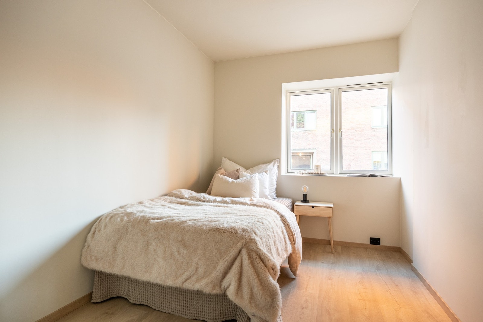 Soverom I av god størrelse. Plass til dobbeltseng Galleribilde