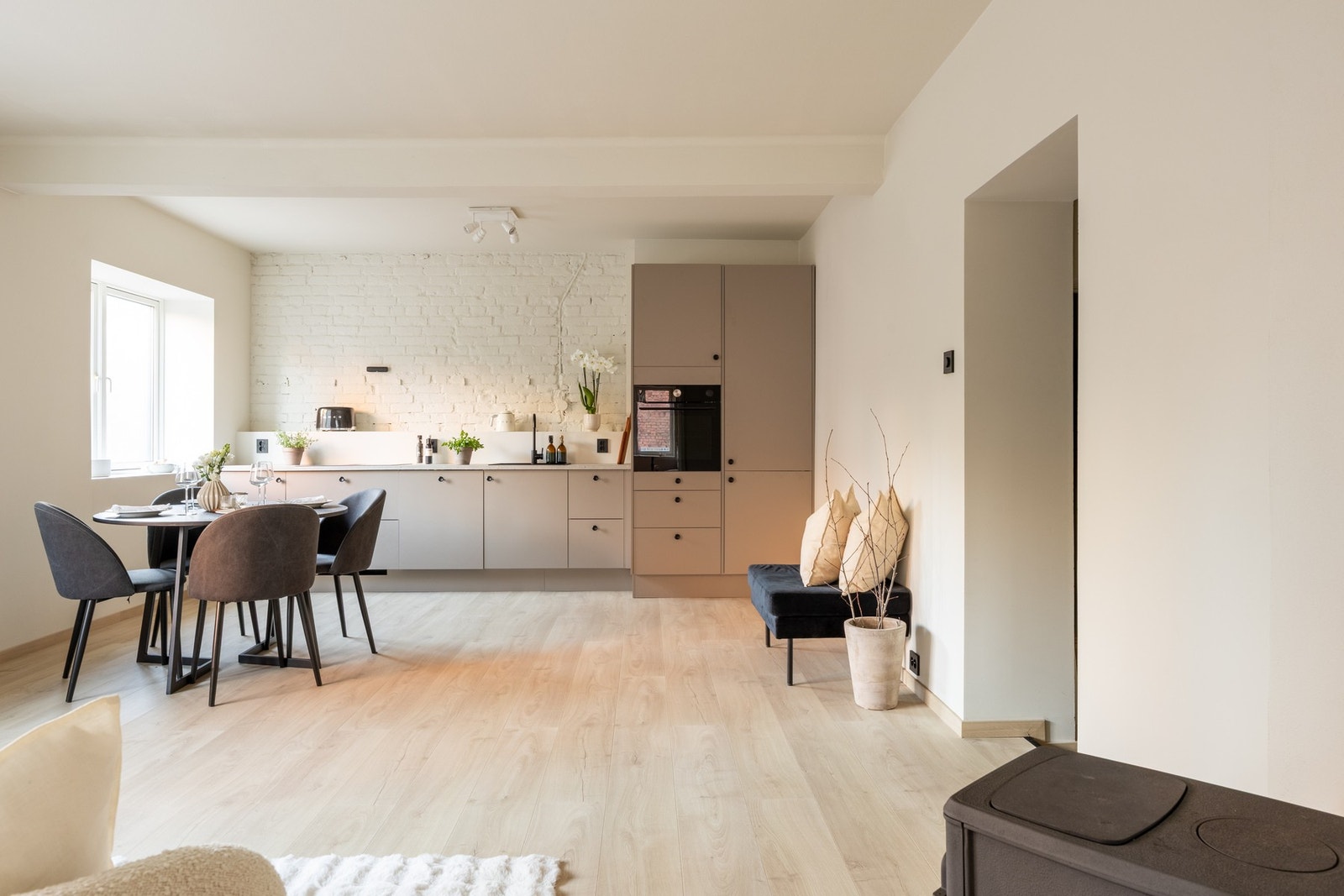 Sosial planløsning med kjøkken og stue i åpen løsning Galleribilde