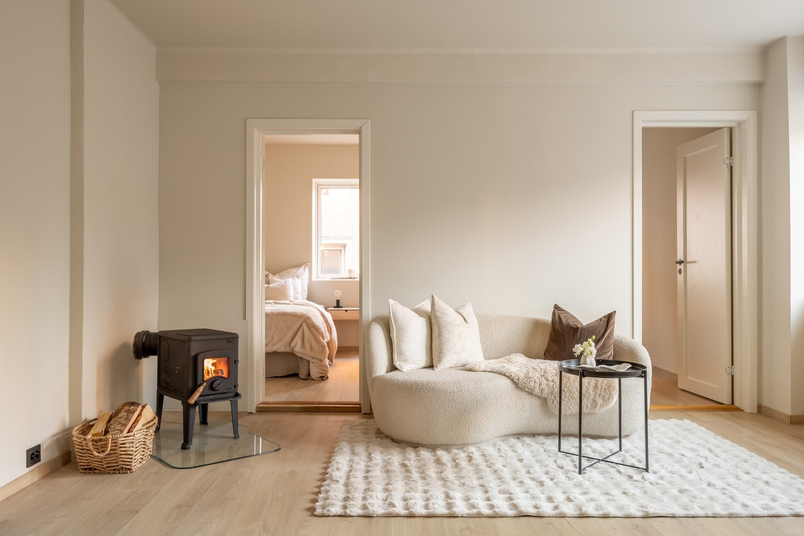 Vindusflater fra flere sider gir gode lysforhold i leiligheten Galleribilde