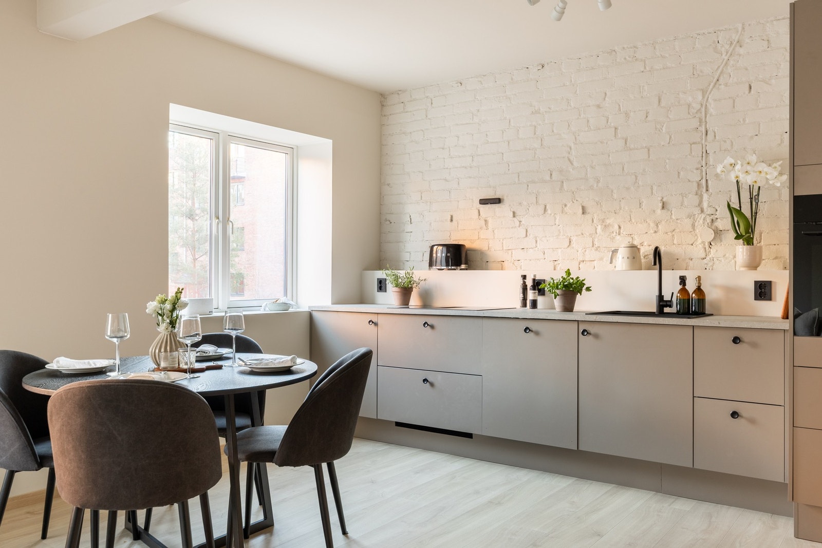 God plass til stort spisebord. Det er opplegg for vaskemaskin på kjøkkenet Galleribilde