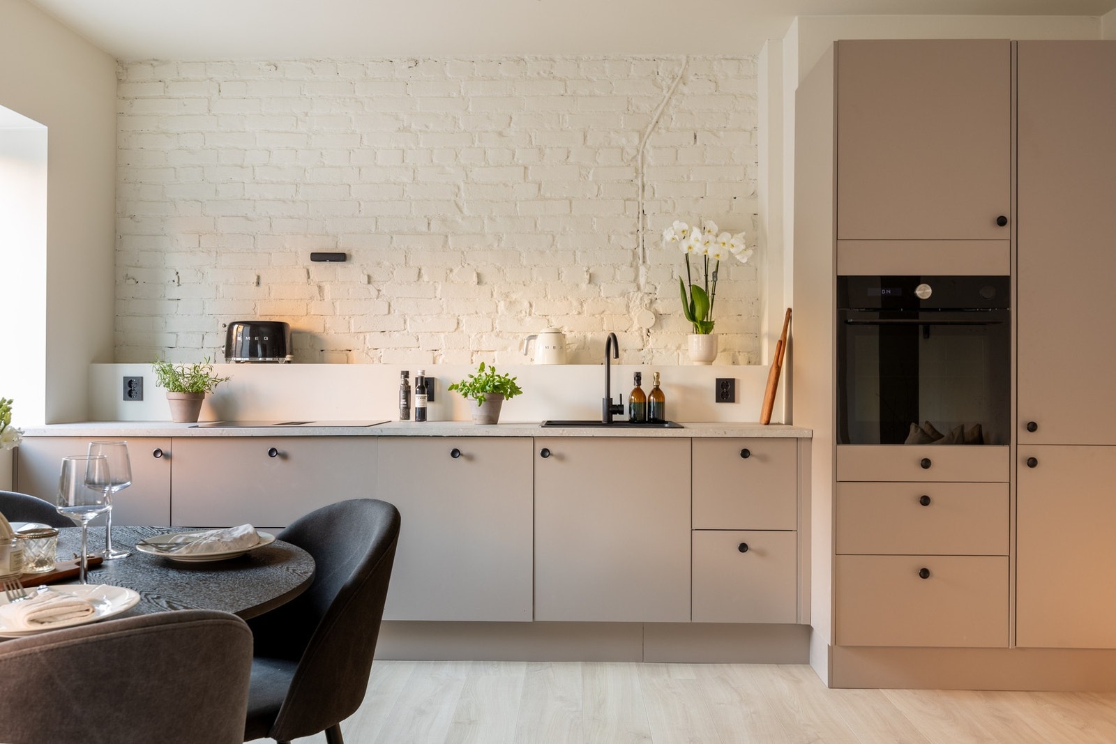 Lekkert kjøkken fra HTH med integrerte hvitevarer Galleribilde