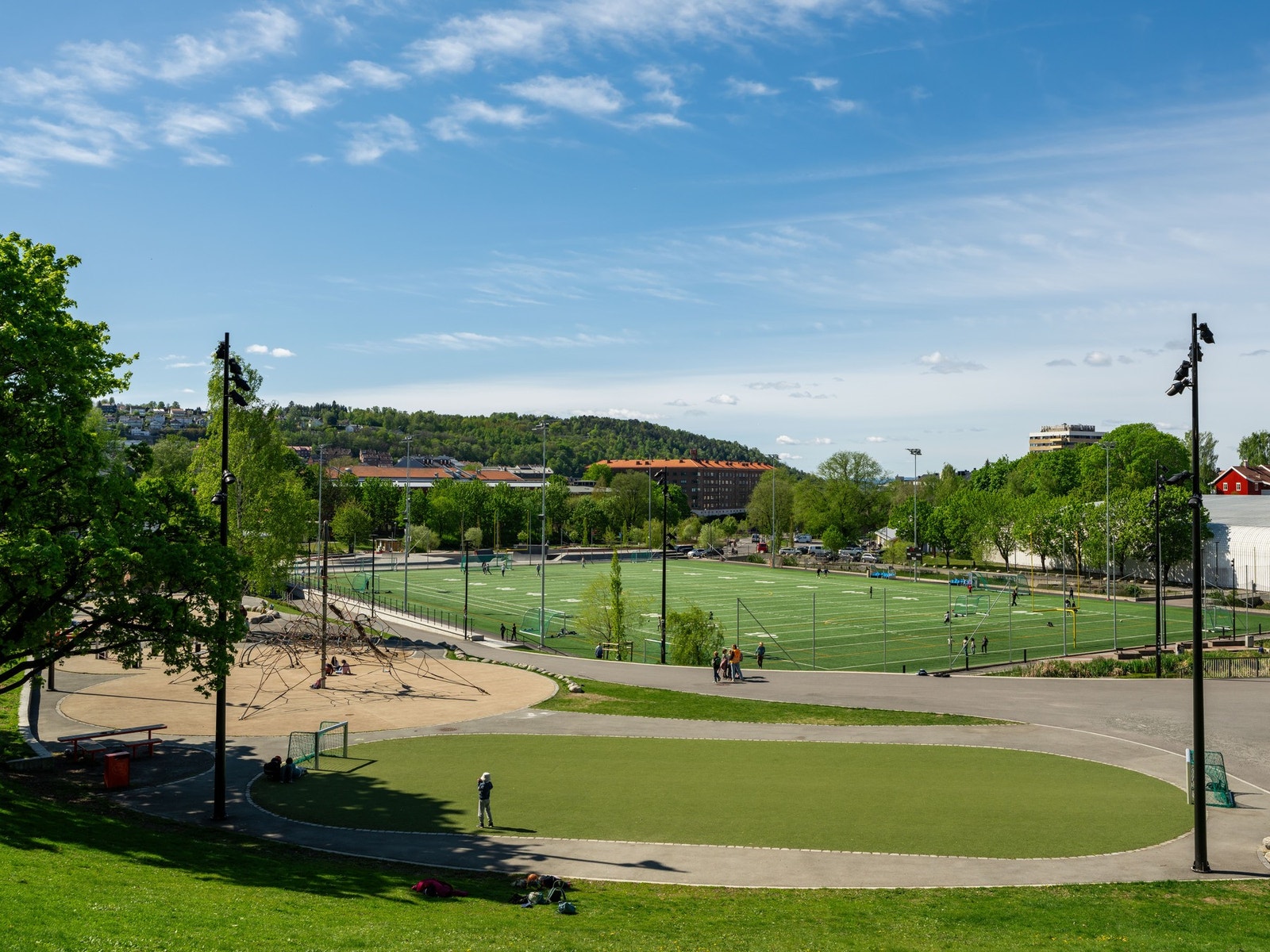 Det er gode aktivitetstilbud rett i nærheten. Her fra Jordal Park med kunstgressbane, lekeplass og mer! Galleribilde