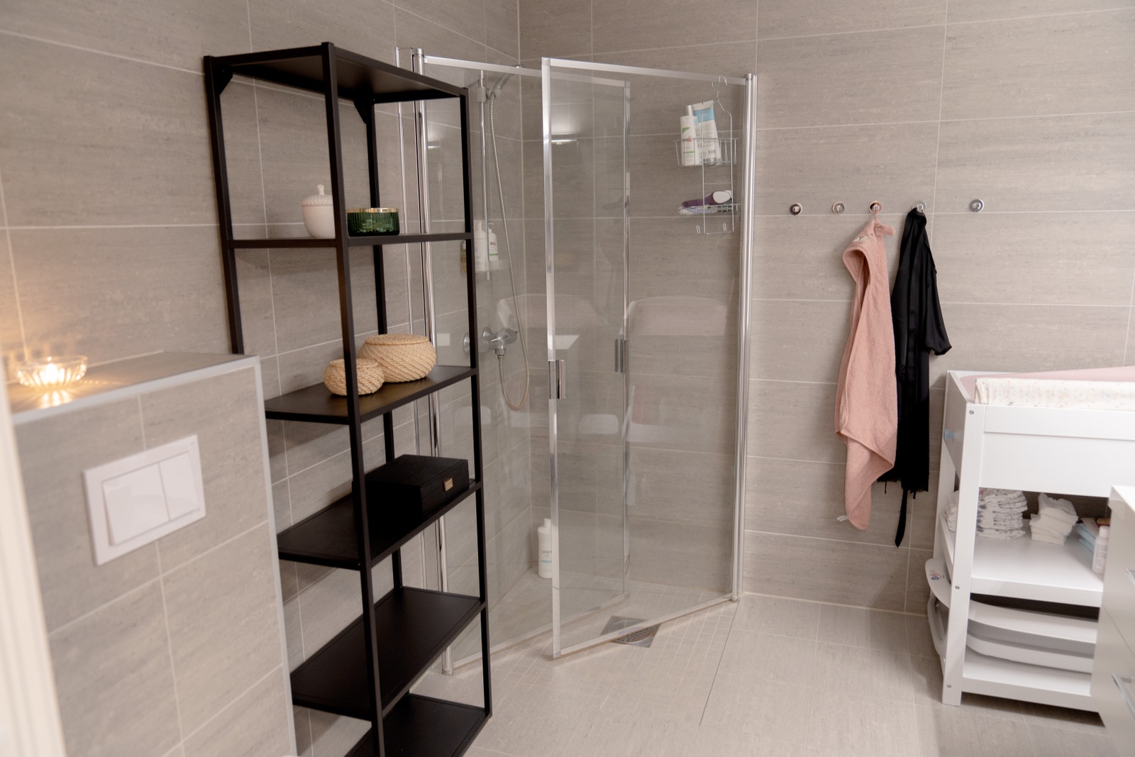 Bad. Sort hylle disponeres av leietaker. Galleribilde