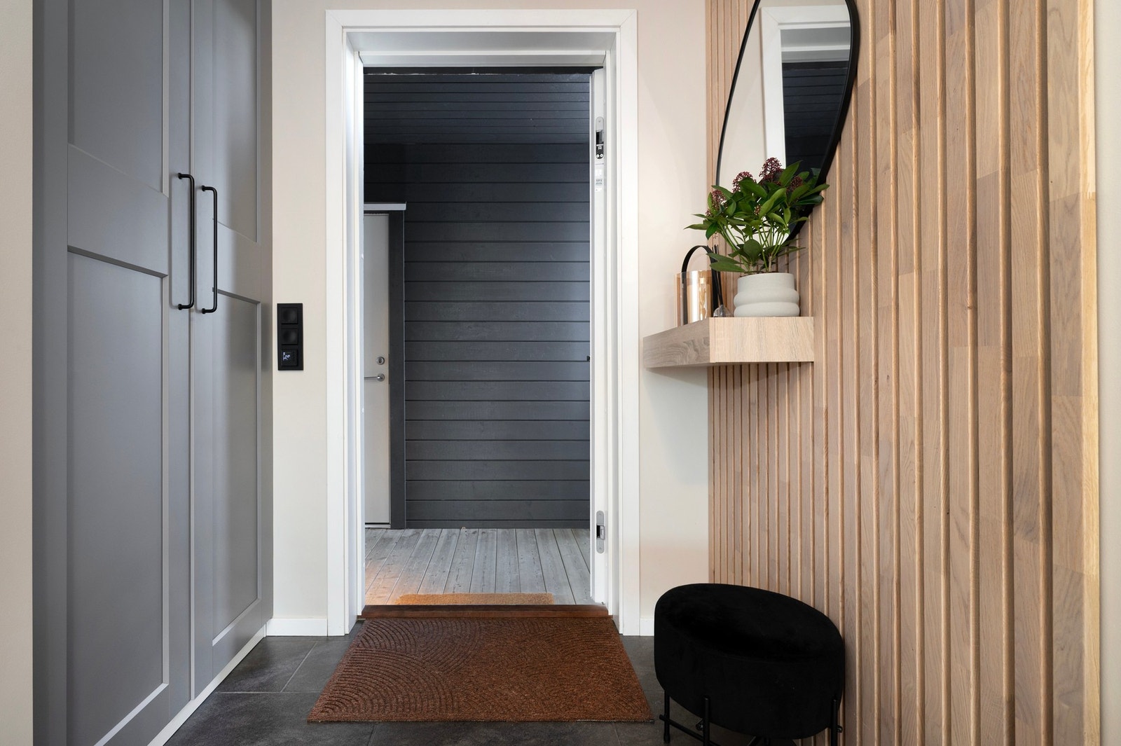 Velkommen inn! Legg merke til det plassbygde skapet. Galleribilde