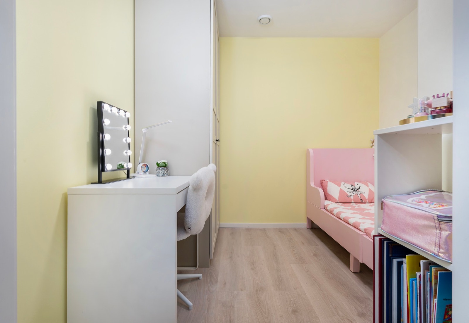 Bod som er innredet som soverom. Galleribilde