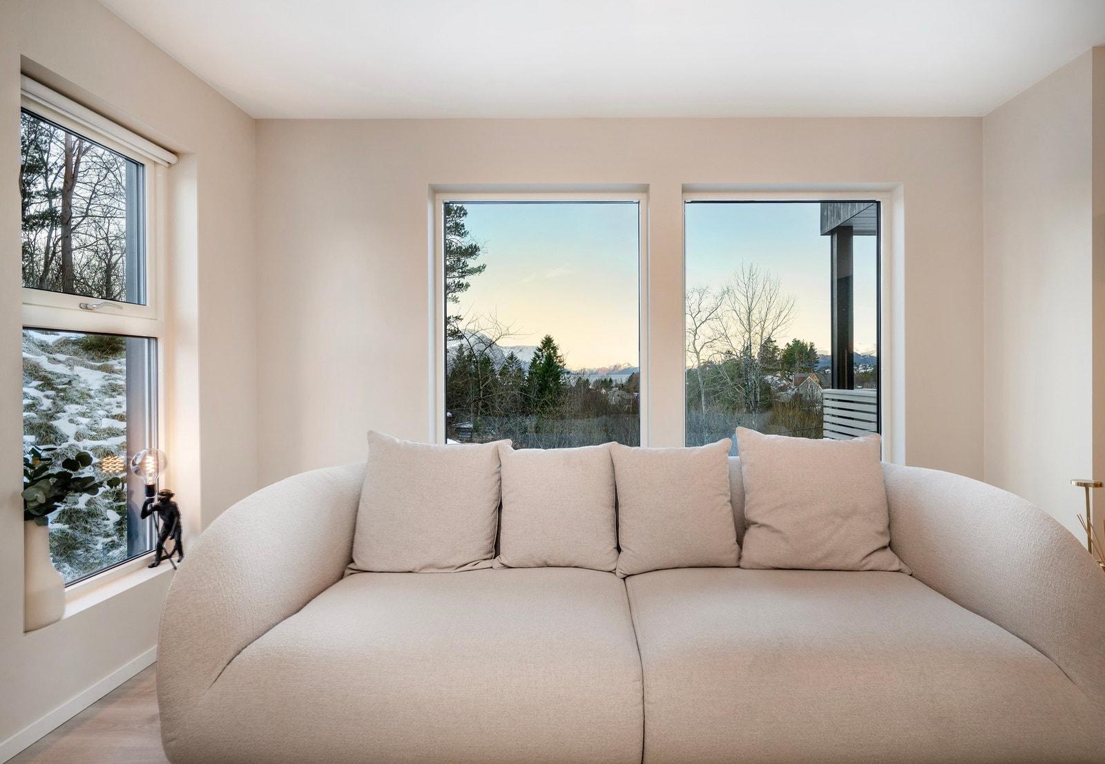 Store vindusflater slipper inn godt med naturlig lysinnslipp. Galleribilde