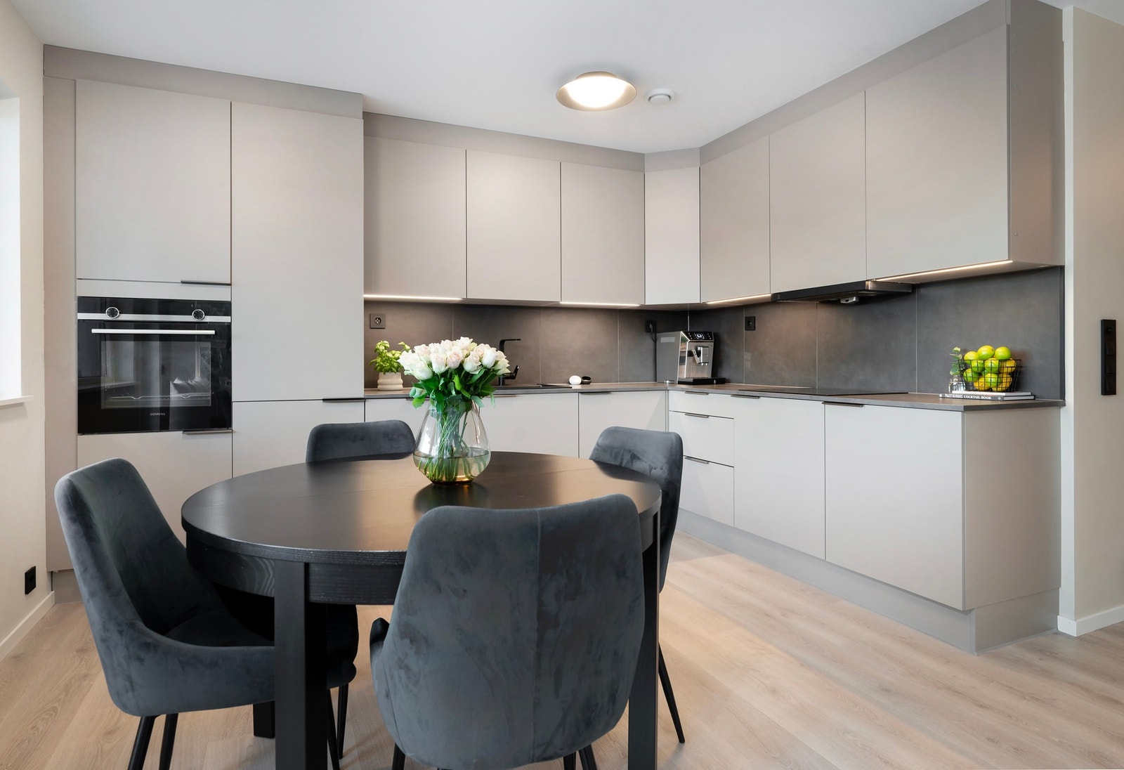 Naturlig sone for spisegruppe i tilknytning kjøkkenet. Galleribilde