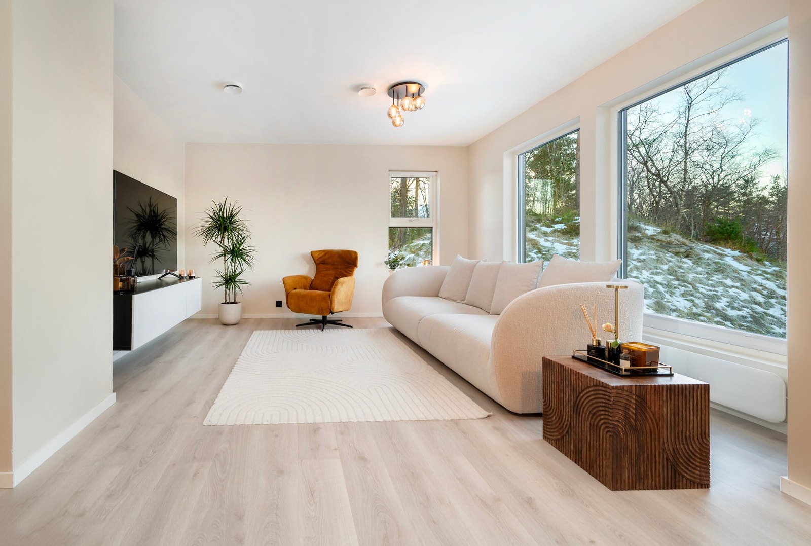 Stue med god plass til ønsket sofagruppe. Galleribilde