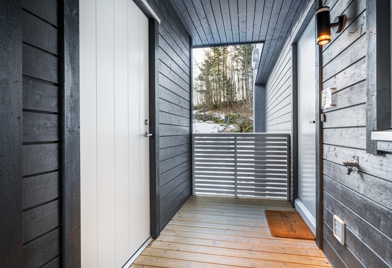 Det er felles utvendig trapp til leilighetene i 2. etasje. Galleribilde