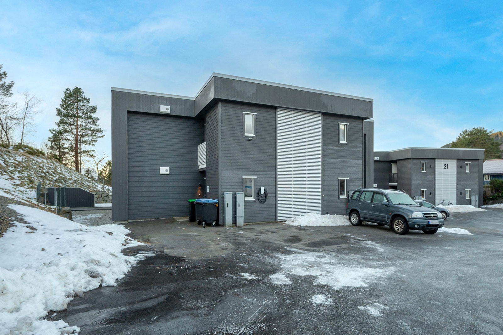 Romslig gårdsplass med god plass til parkering for beboerne. Galleribilde