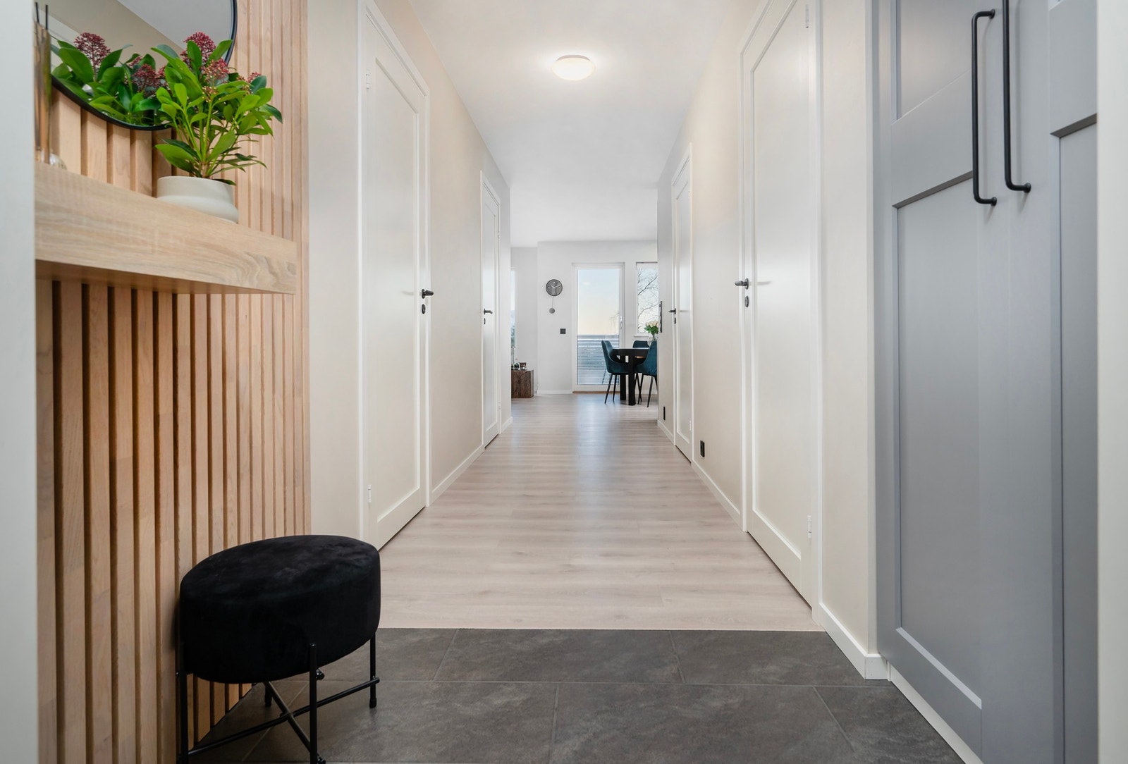 Entréen er flislagt. Galleribilde