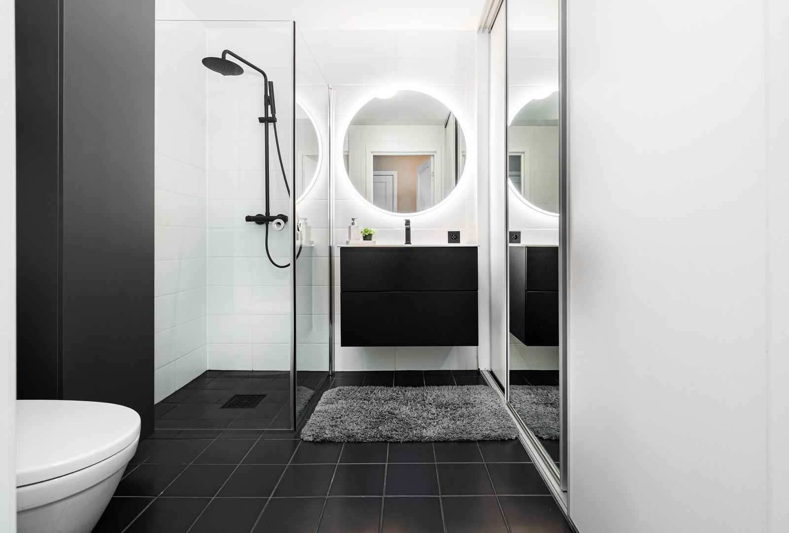 Flislagt baderom med god plass! Galleribilde