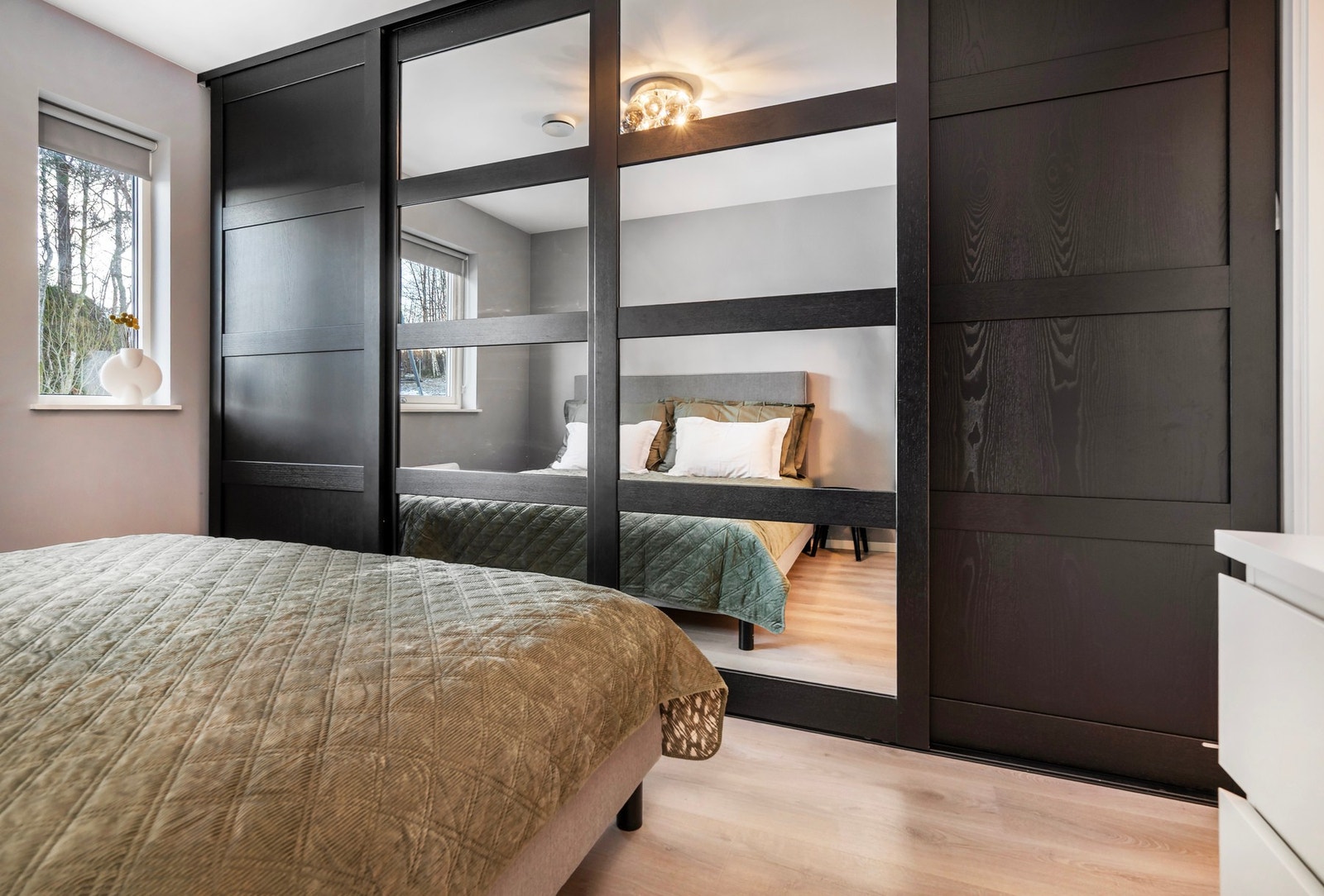 Garderobeskap som sikrer godt med oppbevaringsplass. Galleribilde