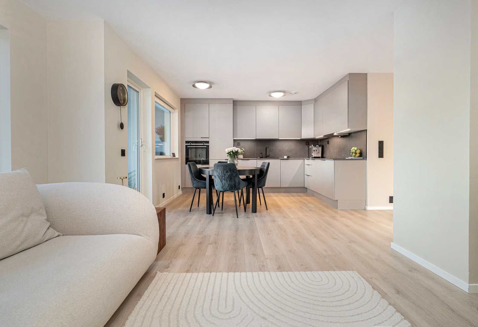 Stuen er i en åpen, sosial løsning mot kjøkkenet. Galleribilde