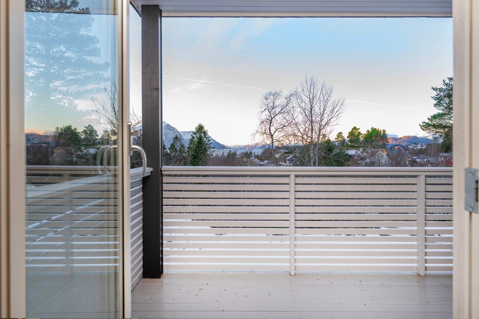 Utgang til balkong fra stue. Galleribilde