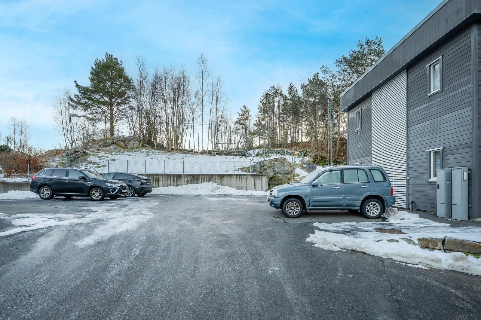 Tomten er opparbeidet med gårdsplass som er asfaltert. Galleribilde