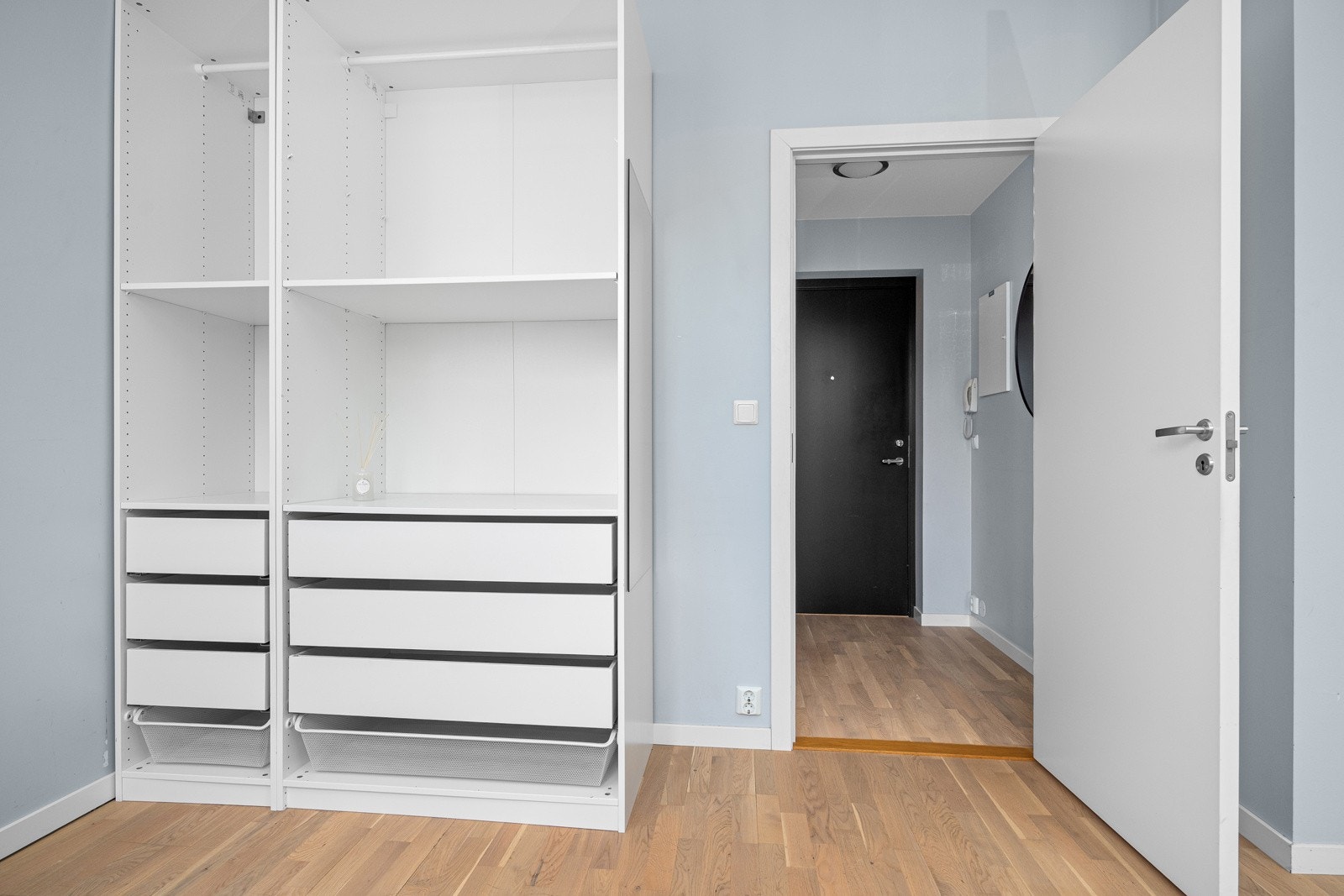 - Garderobeskap medfølger - Galleribilde