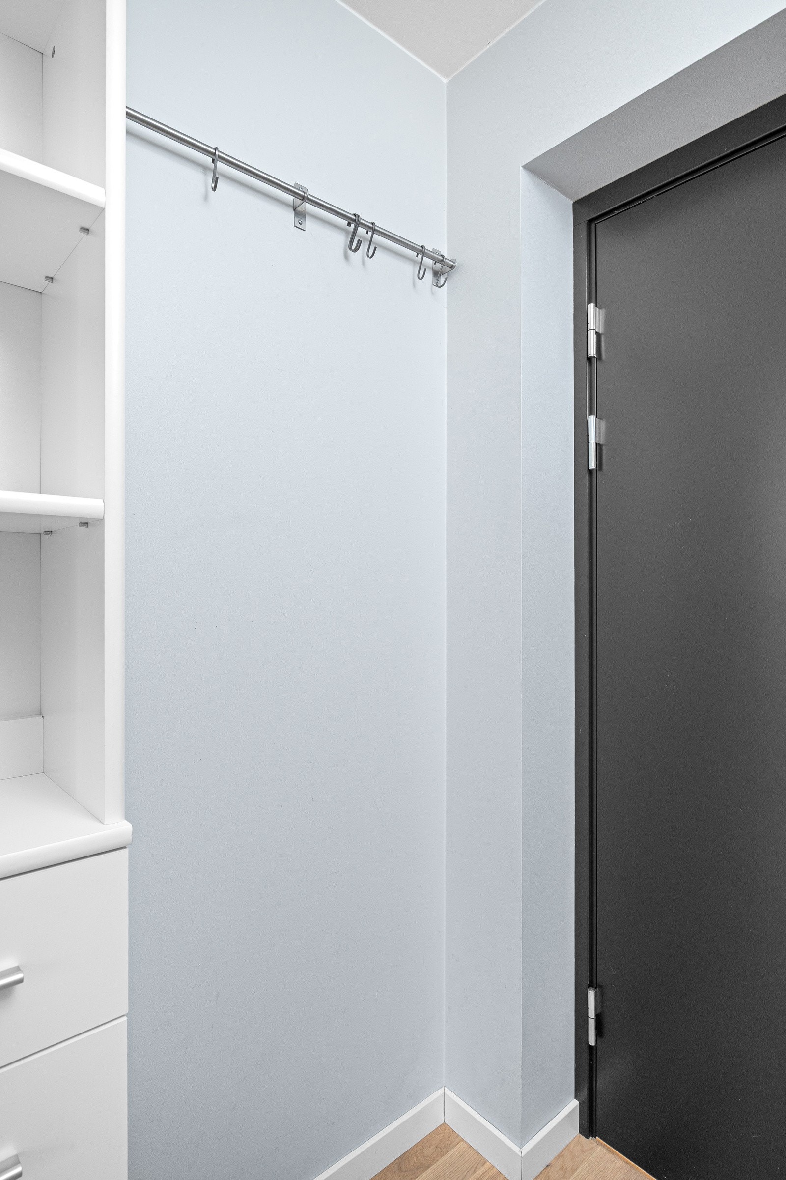 - Romslig entré med god plass til klær, sko, skoskap etc - Galleribilde