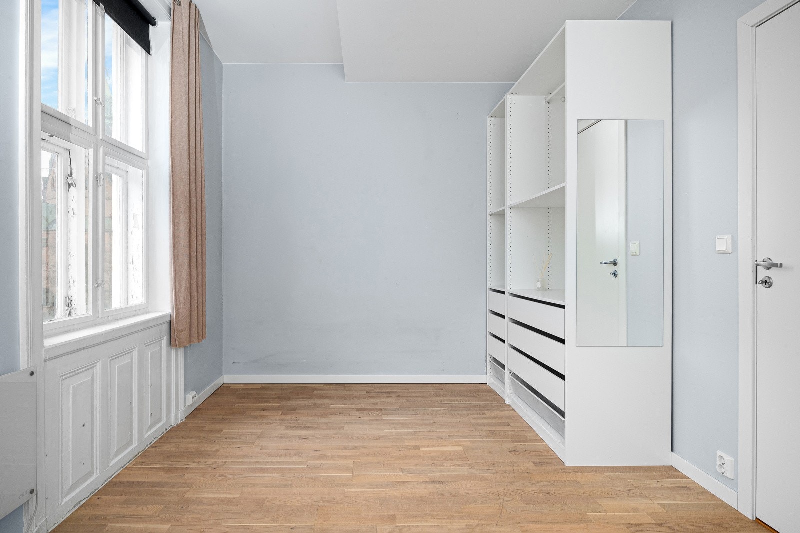 - Lys og luftig stue/oppholdsrom med to store vinduer og 2,65 meter takhøyde - Galleribilde