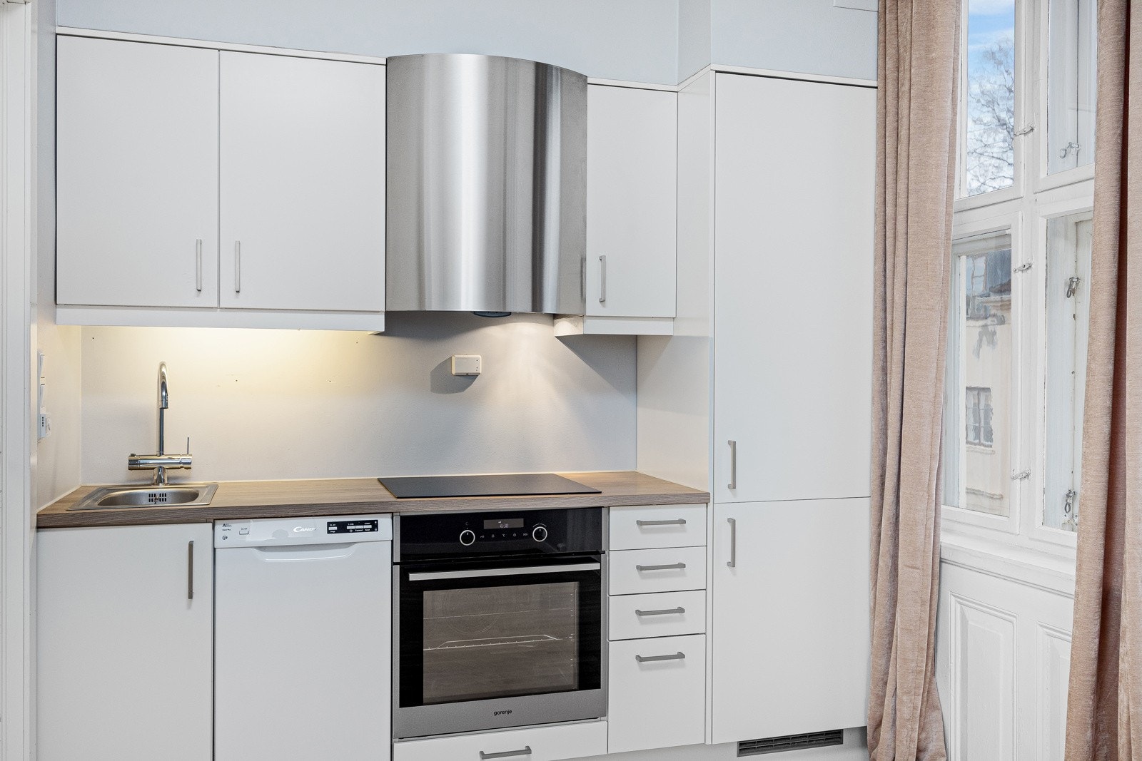 - Kjøkken fra 2014 med alt av integrerte hvitevarer samt ventilator som drar stekeos ut av leiligheten - Galleribilde