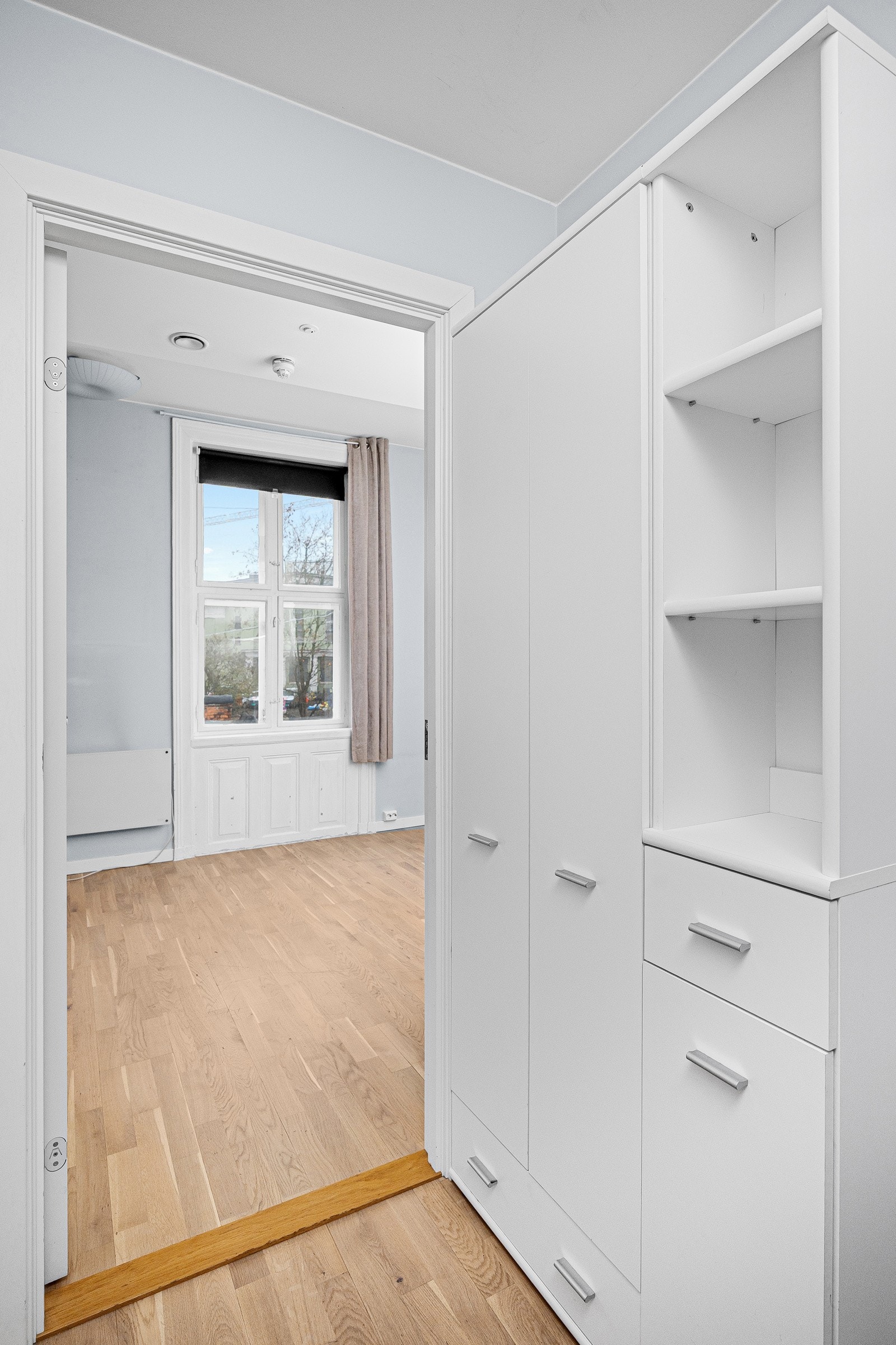 - Entré med medfølgende garderobe - Galleribilde