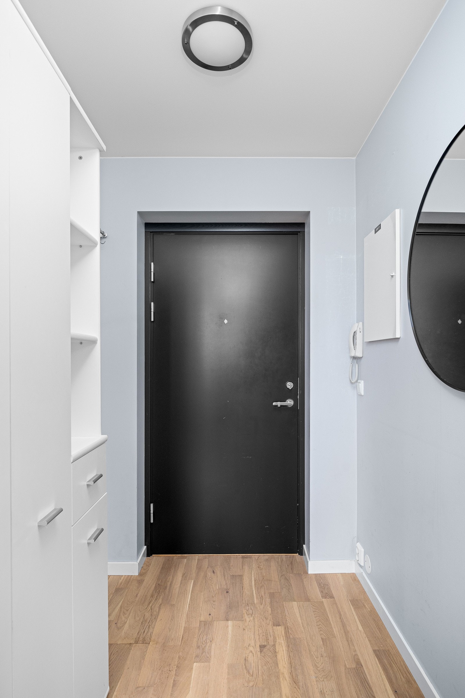 - Sikringsskap med automatsikringer. Dør mot fellesareal er brann- og lydklassifisert - Galleribilde