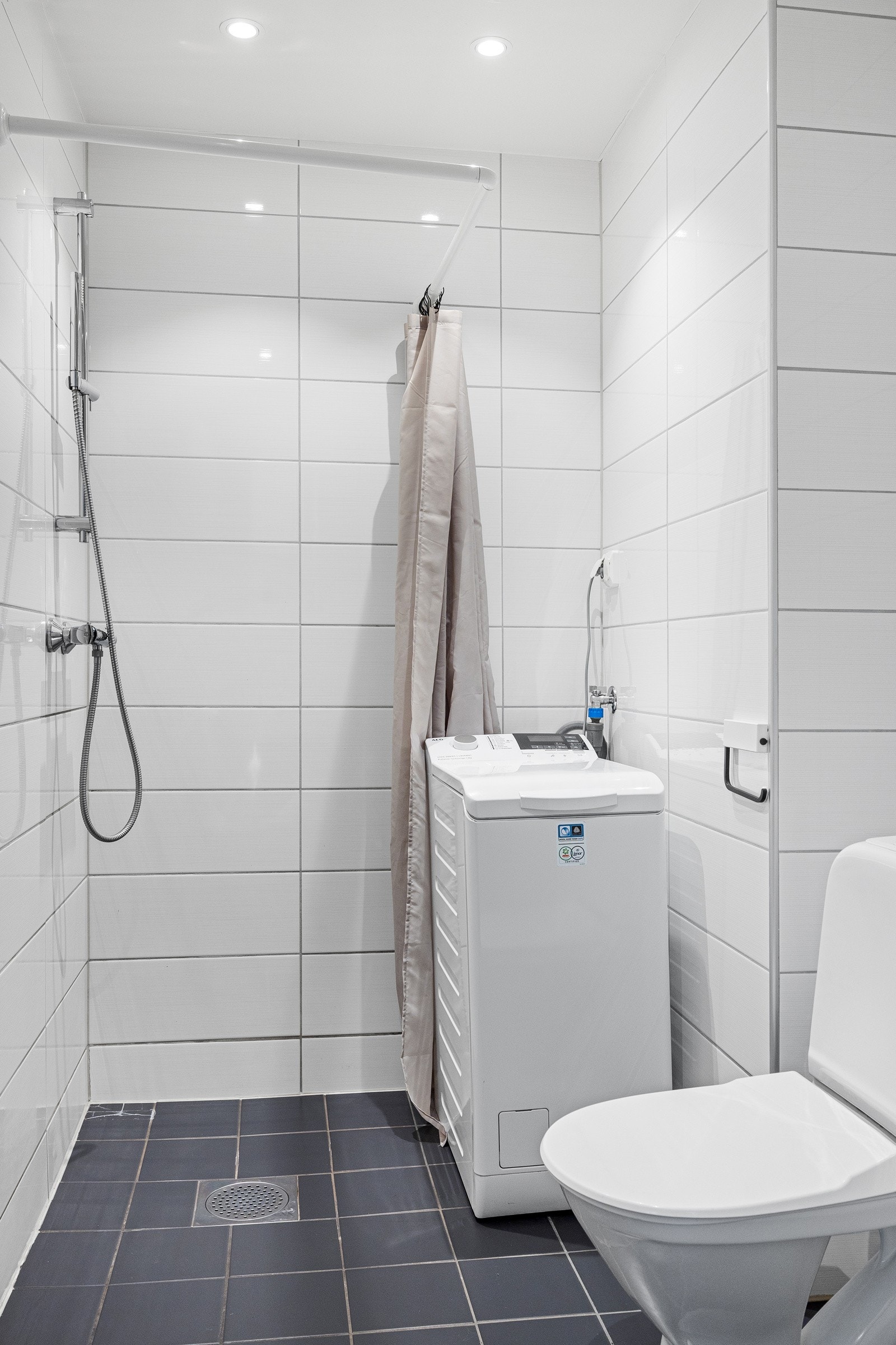 - Dusjhjørne, toalett, servant med skap og speil med lys samty opplegg for vaskemaskin (medfølger) - Galleribilde