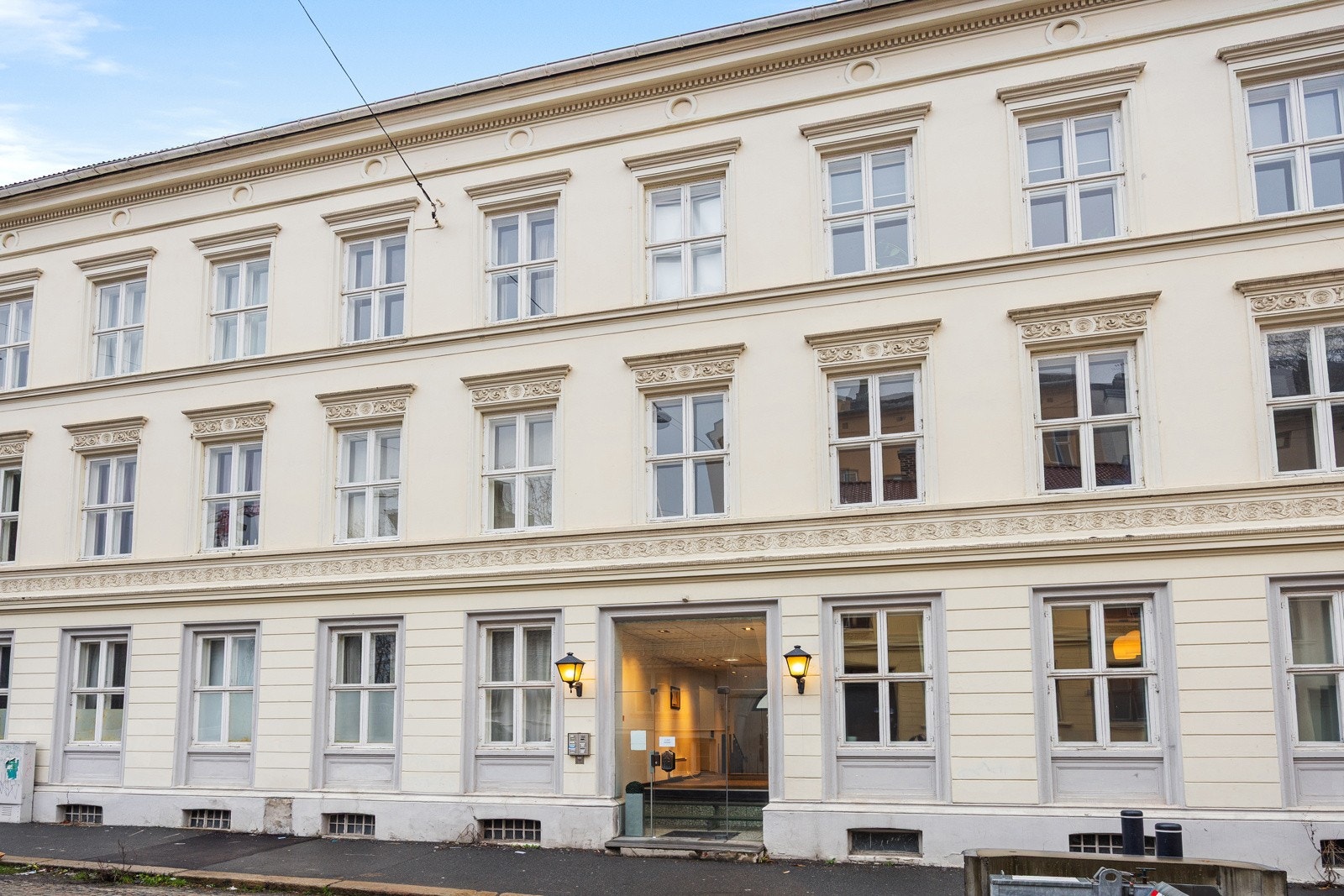 - Fasade mot gate. Leiligheten ligger i 3. etasje - Galleribilde