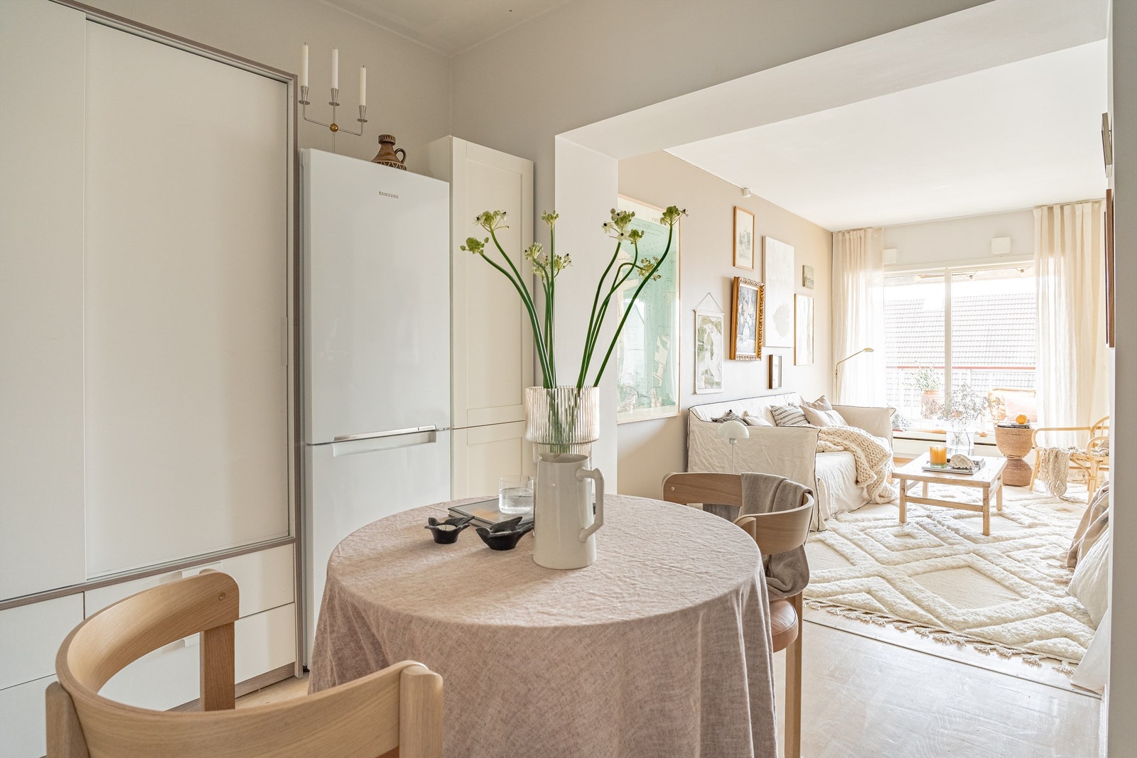 Spisebordet får en naturlig plass i tilknytning til kjøkkenet. Her kan man nyte hyggelige måltider. Galleribilde