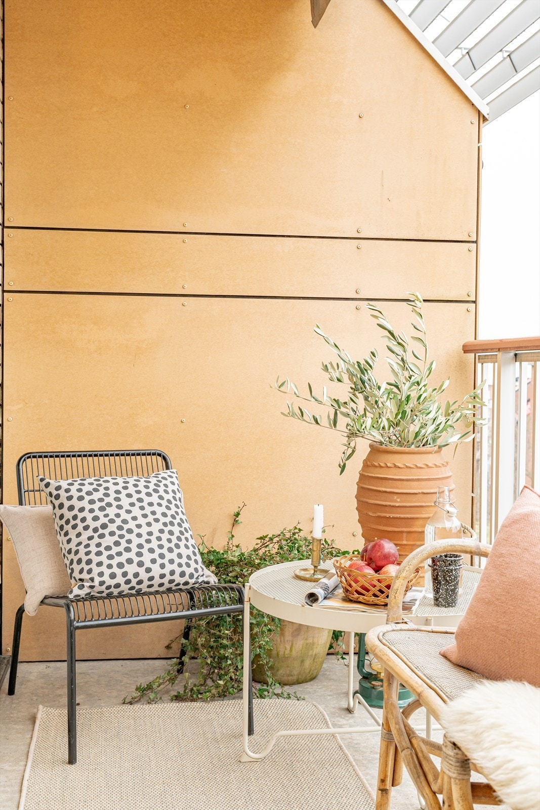 Leiligheten ligger høyt i femteetasje med utsikt mot Oslofjorden og Holmenkollen. Galleribilde