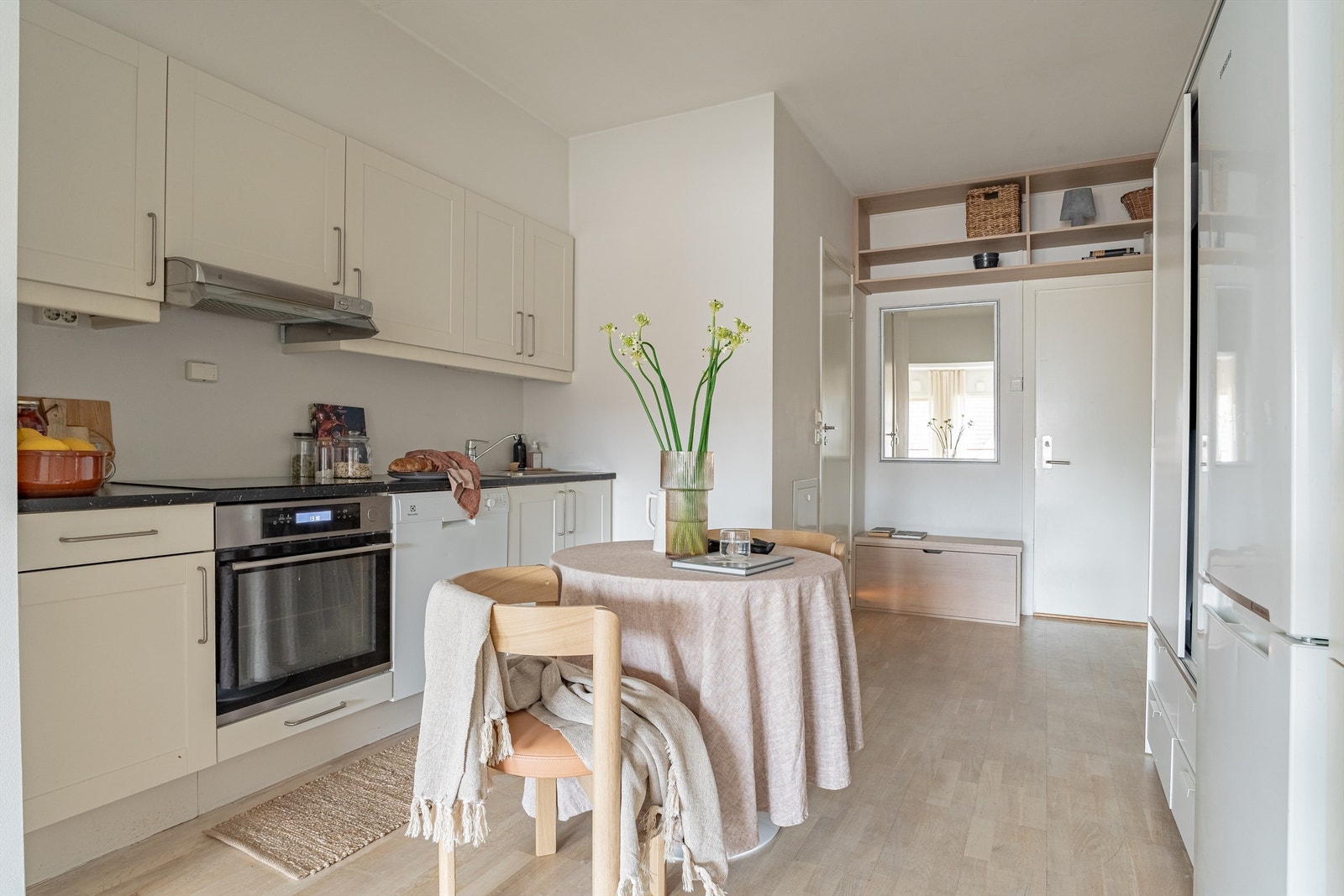 Kjøkkenet fra 2012 har plass til det man trenger i hverdagen med integrerte hvitevarer og frittstående kjøleskap. Galleribilde