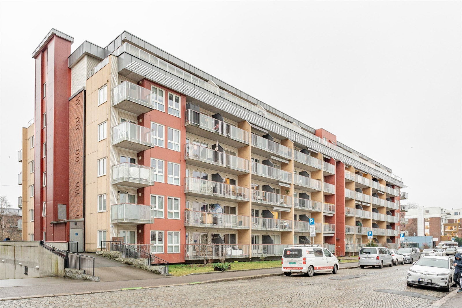 Aksjelaget er veldrevet og har 40 garasjeplasser og 15 utendørs parkeringsplasser til disposisjon for beboere. I tillegg til gratis vaskeri samt innendørs sykkelparkering. Galleribilde