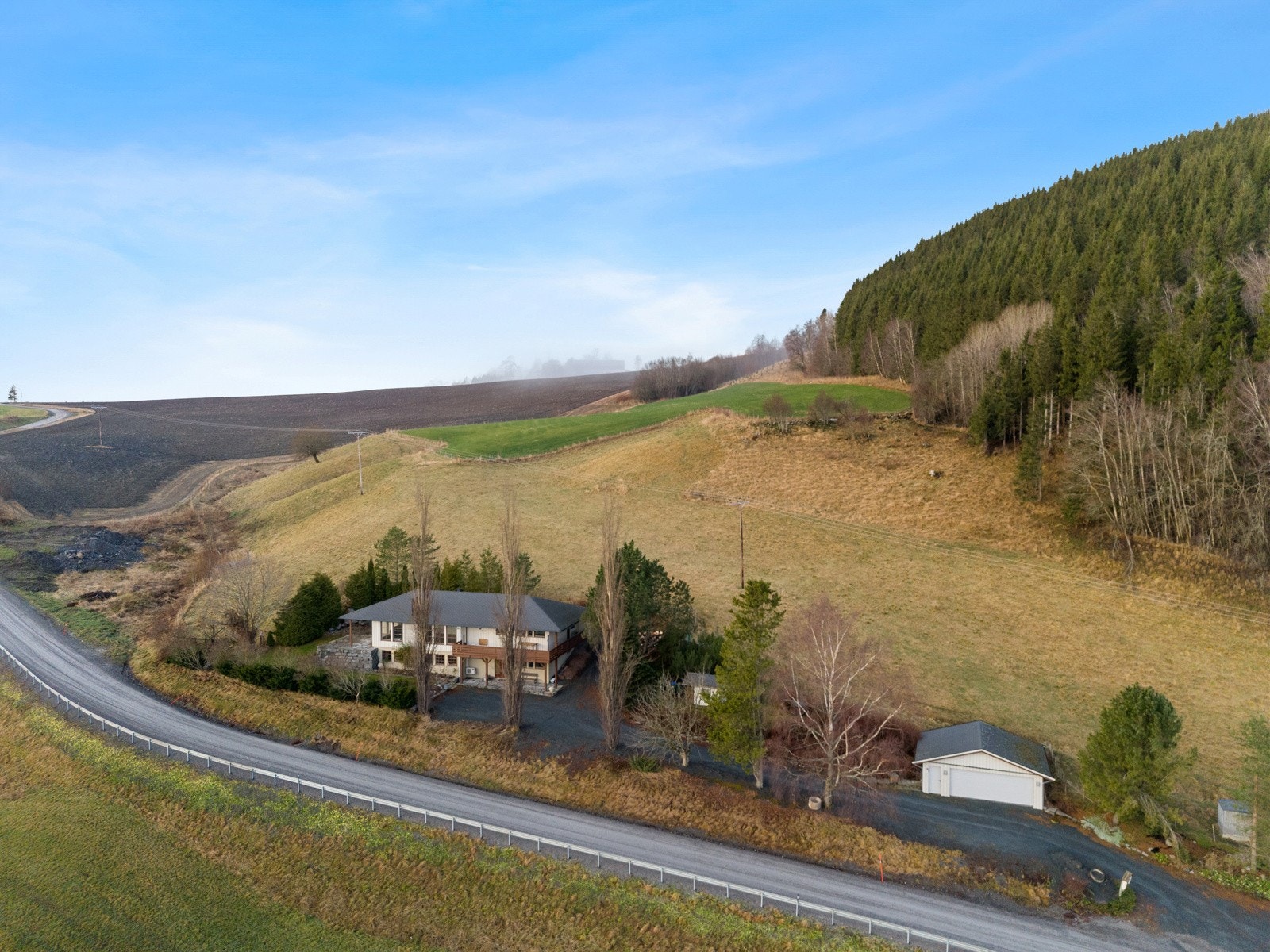Enebolig med landlig og samtidig sentral beliggenhet, ca 5 km fra Verdal sentrum. Galleribilde