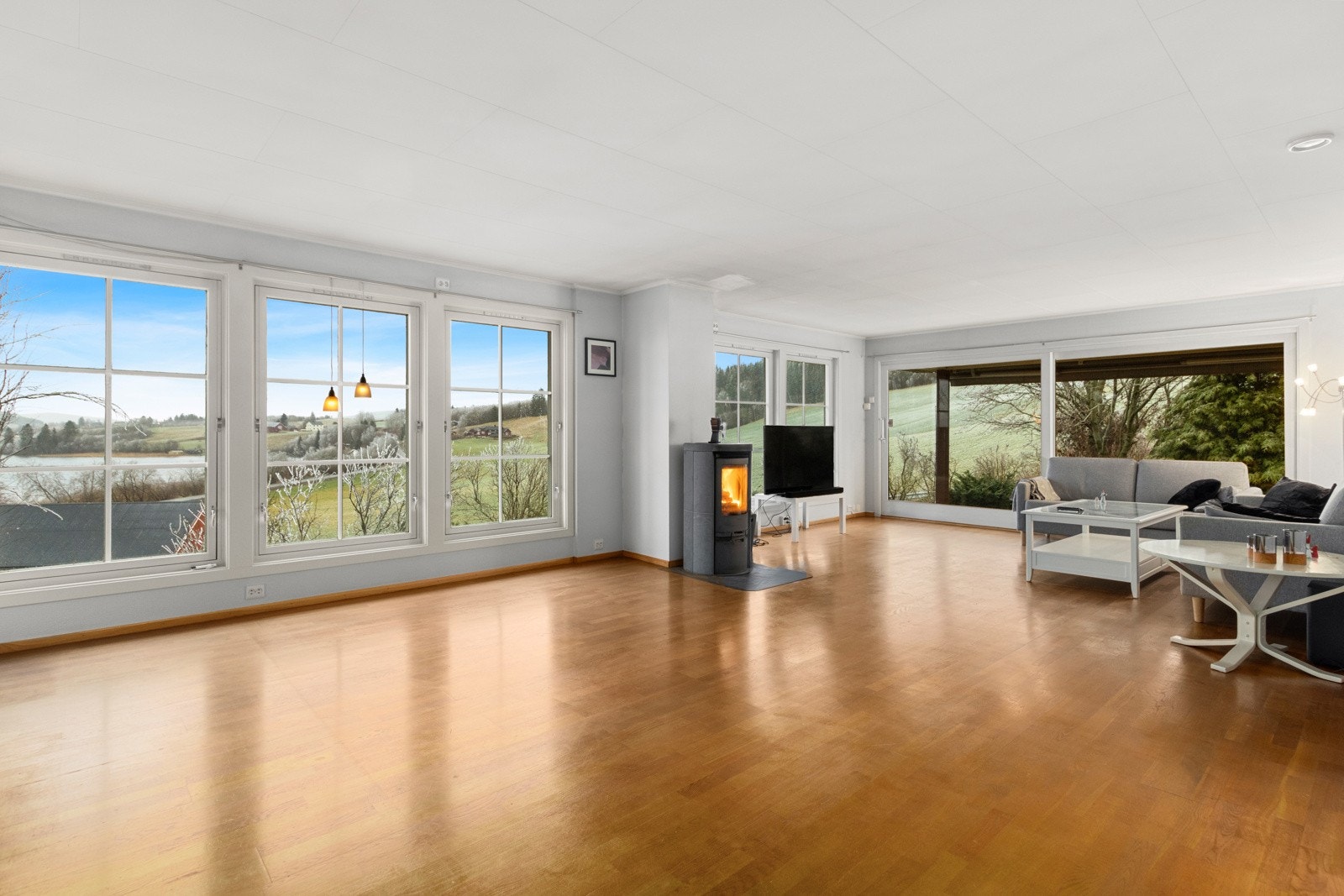 Stue med store vinduer som gir godt lysinnslipp. Galleribilde