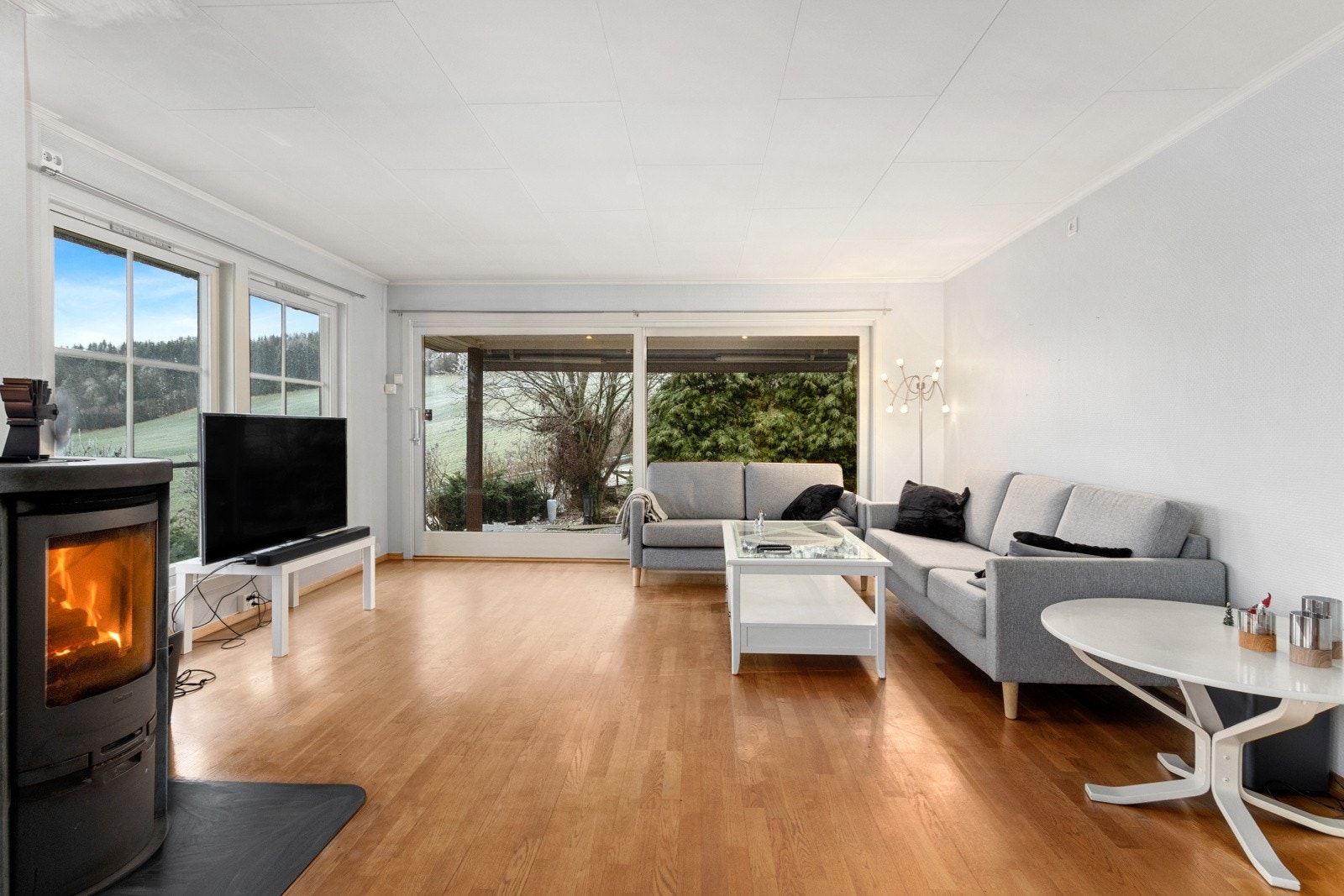 Fra stua er det utgang via skyvedør til en hyggelig takoverbygd uteplass. Galleribilde