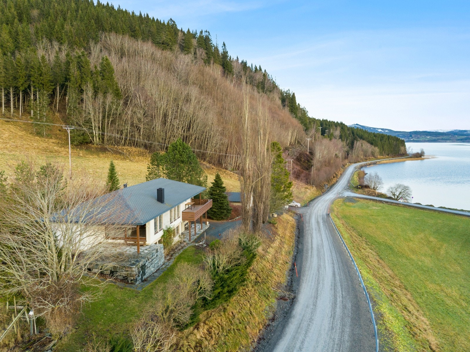 Eiendommen ligger like ved Leksdalsvatnet, og det er tinglyst rett til båtpålass nede ved vannkanten. Galleribilde