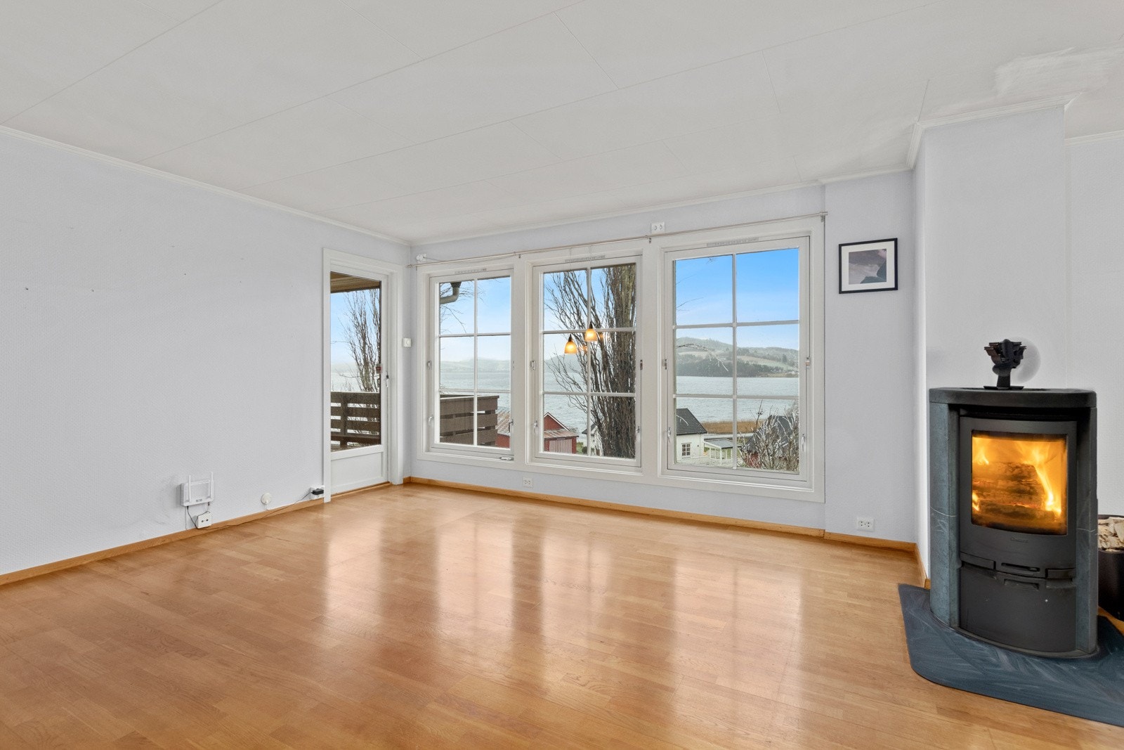 Herlig utsikt mot Leksdalsvatnet. Det er veranda mot vatnet, med utgang fra stua. Galleribilde