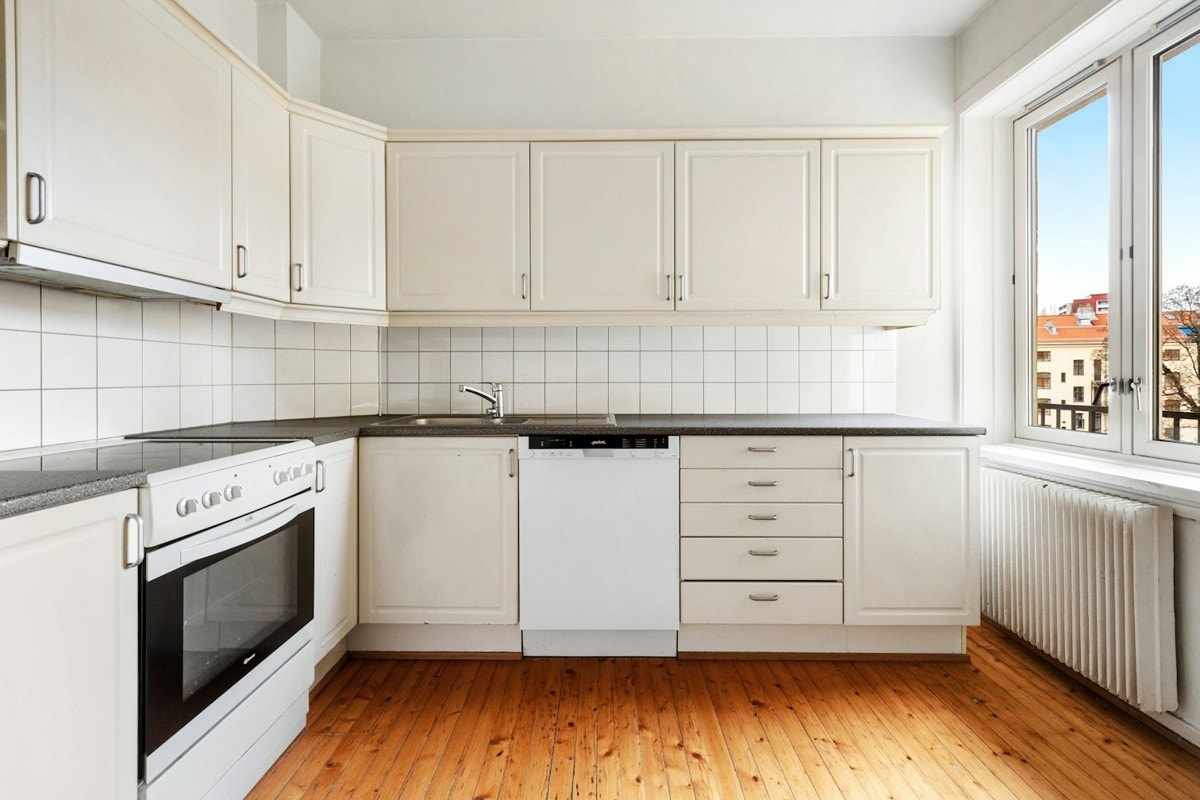 Kjøkkenet ligger i eget rom og har oppussingsbehov Galleribilde