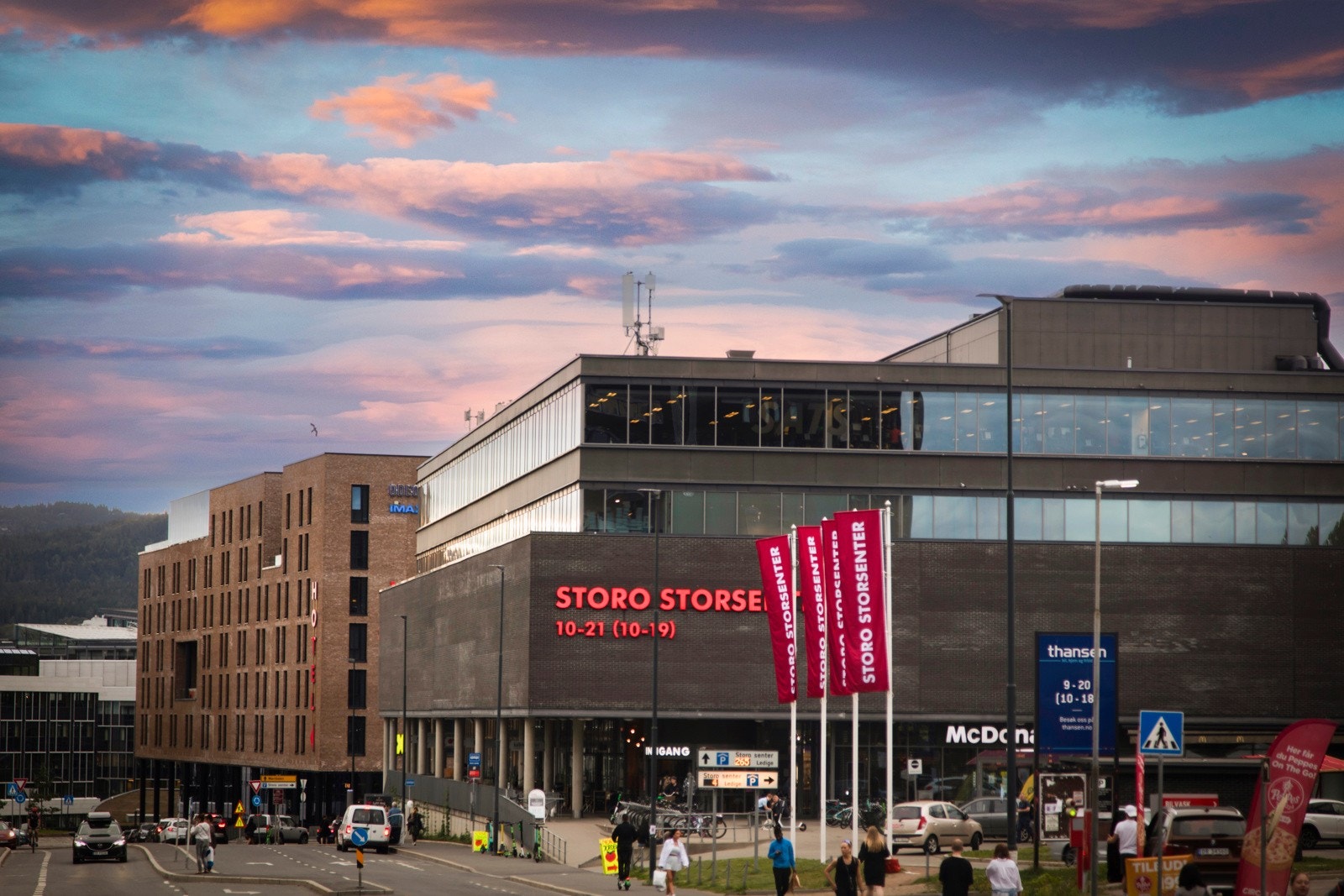 Storo Storsenter har et rikt og variert utvalg med 140 butikker, treningssenter (SATS), spisesteder og tjenester Galleribilde