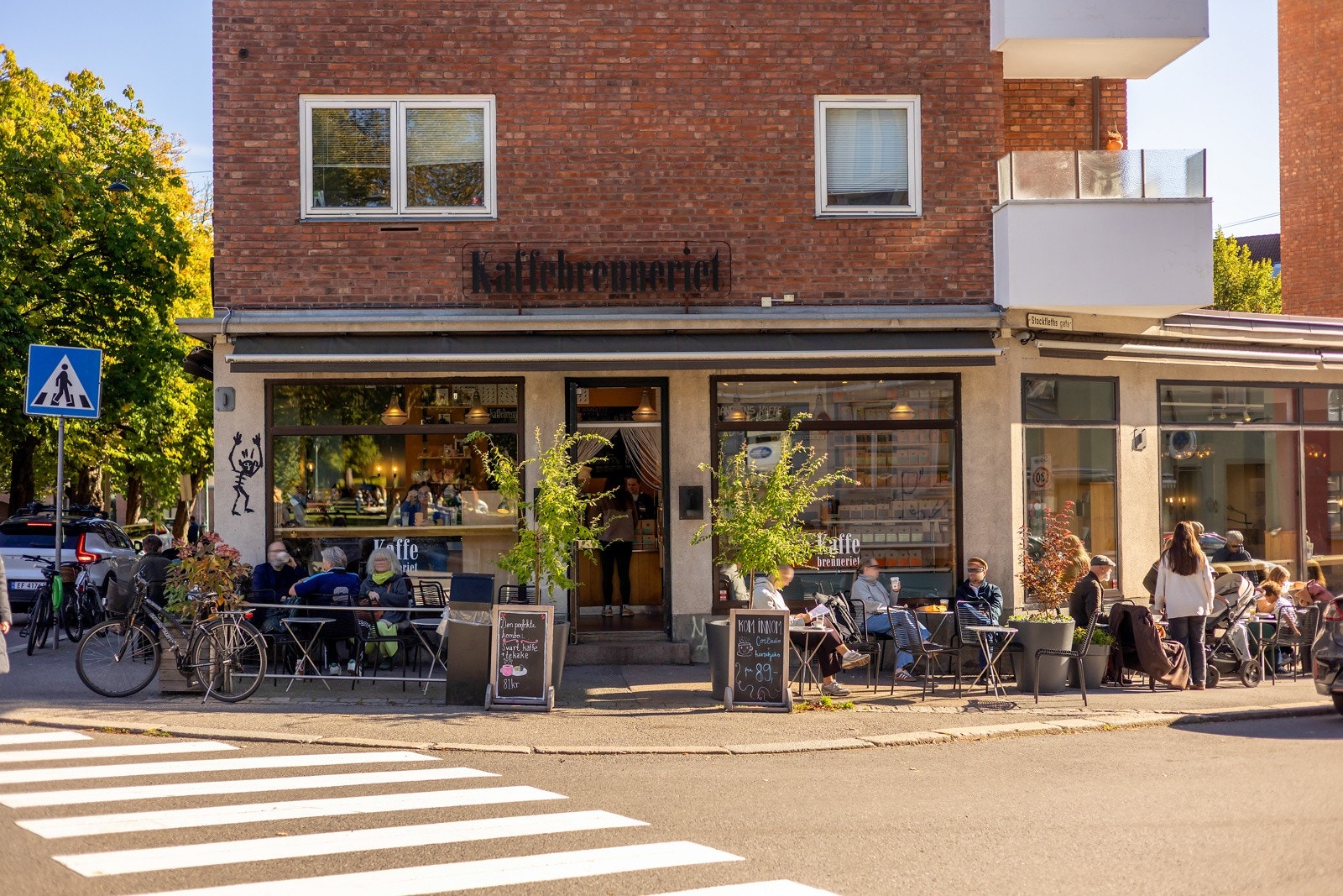 Morgenkaffen kan nytes hos Kaffebrenneriet som ligger rett rundt hjørnet Galleribilde